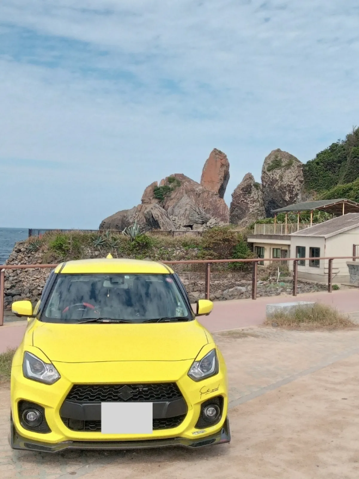 湊の立神岩です、駐車場も綺麗で海岸も海辺まで行けて、お昼までの時間を過ごしました。