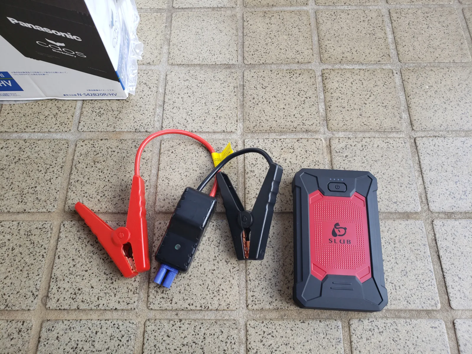 バッテリーあがりが1年2ヵ月で2回もあったので、ジャンプスターターを常備用に購入しました。安価ではありますが、レビューを読むとリピート買いする人がいるほど高評価だったのでこちらを選びました。