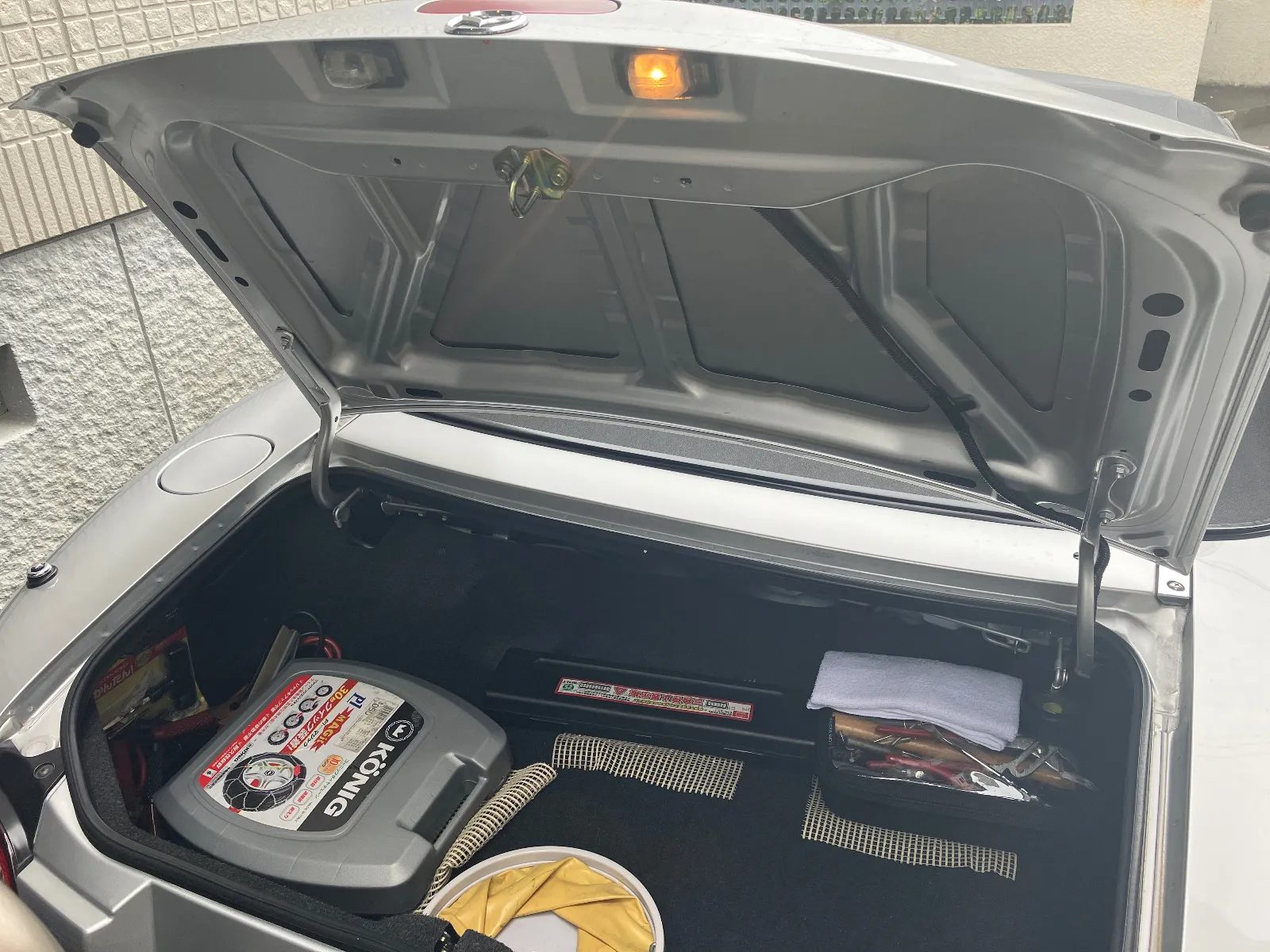 今度はナンバー灯が球切れしました。
この間はヘッドライトでしたが、今度はこちら

ヘッドライトと同じく連続して点灯している為、仕方ないですね。実はこちらの球も数年前に購入してあった予備があるので、すぐに交換しました。