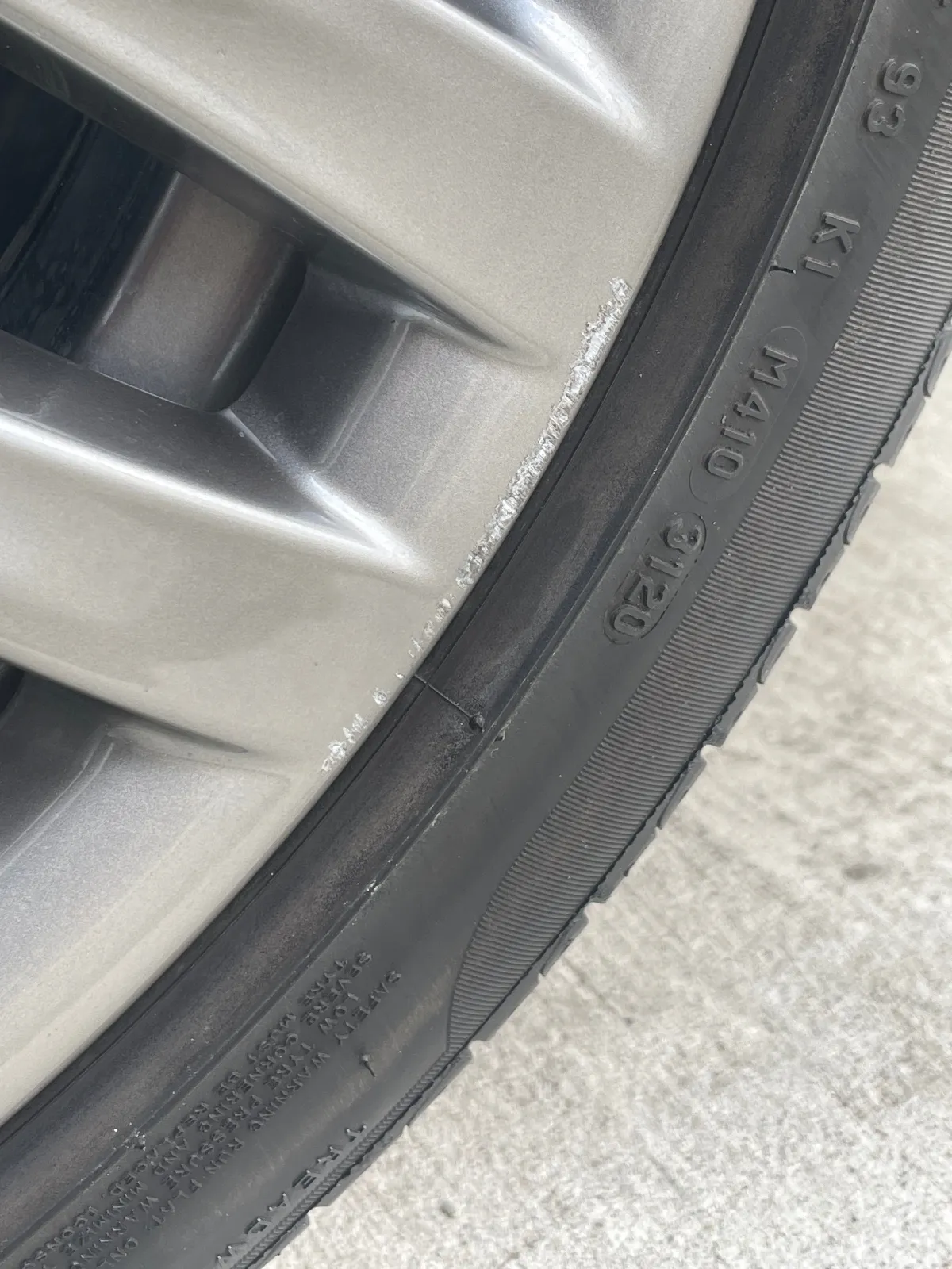 先日コインパーキングでホイールを擦ってしまいましたので、お世話になっているBMWのディーラーに預けました。