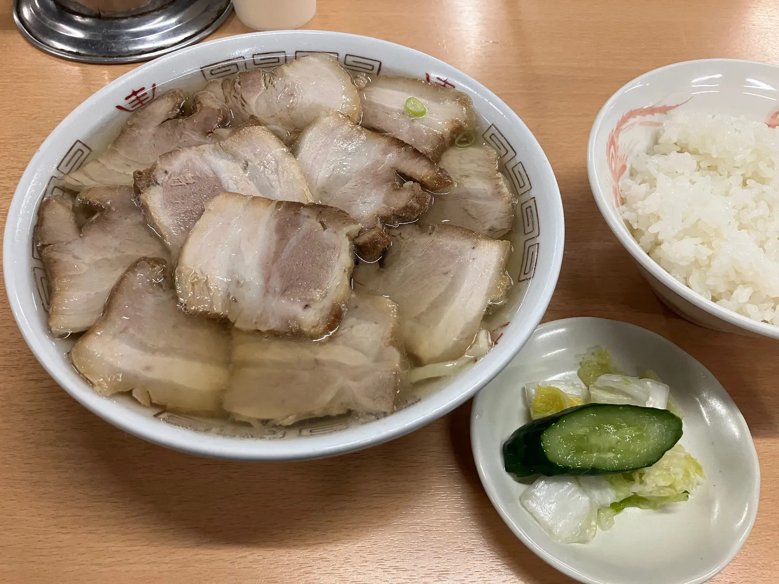2日目は喜多方の坂内食堂さん
肉そばと半ライス！
肉に対しライスが足りんかった（笑）
