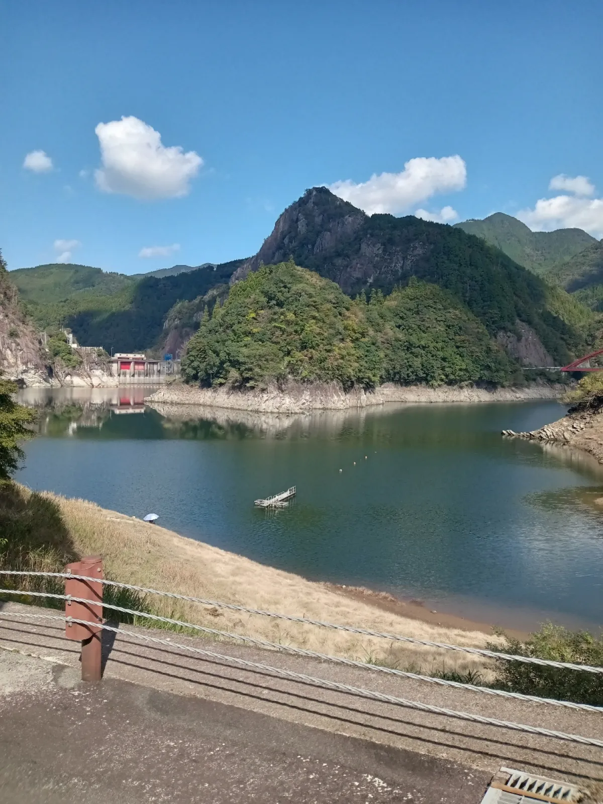 無事到着です。
祝日ですが車も人も少なくて静かなところ
でした。
しばらく景色を楽しみました😁