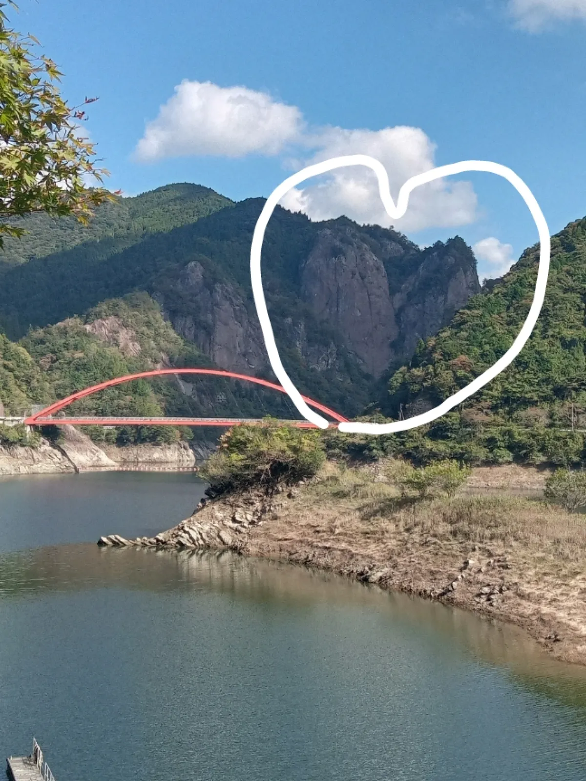 けほぎ岩とけほぎ橋です。
またもや恋人達の聖地に突入です😅
カップル一組しかおらんやったけよかった〜😄