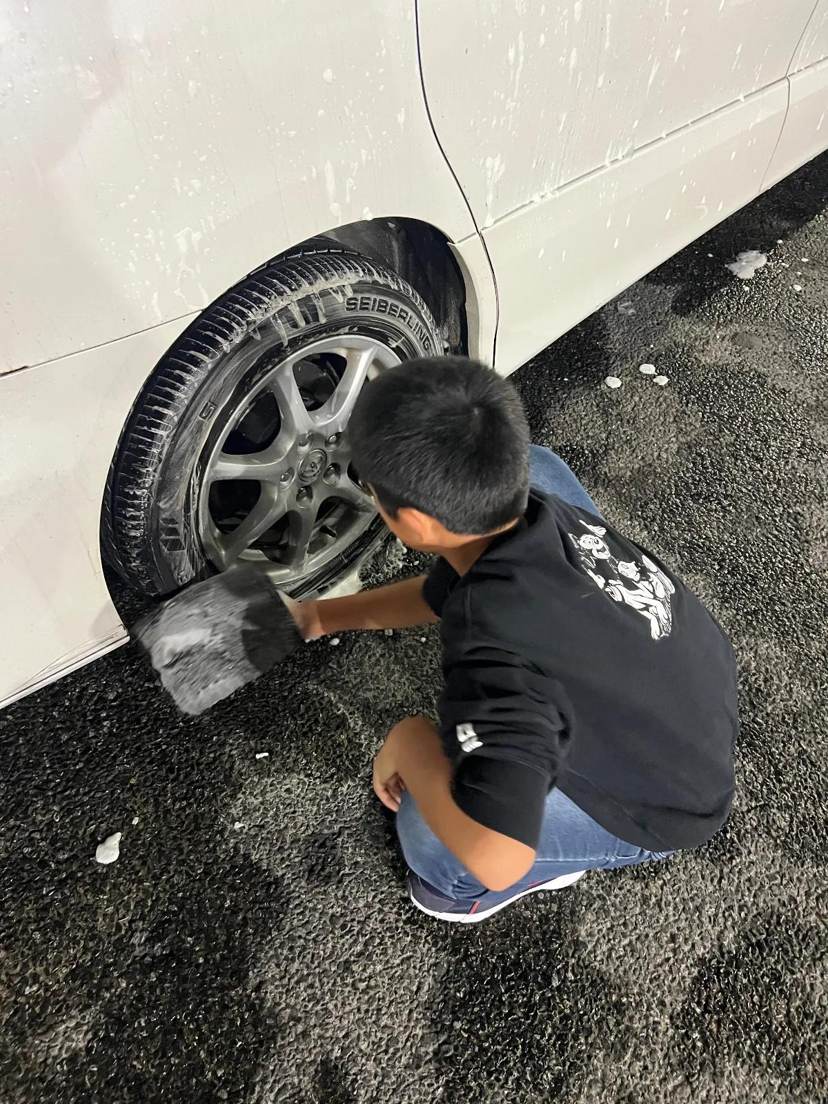 車好きの親父から
「洗車で車を把握し乗れる男になれ」と教えて貰ってたので自分の息子にも同じように！
全体の把握も変化も清潔感も感謝も育てられる。
洗車って素敵だね