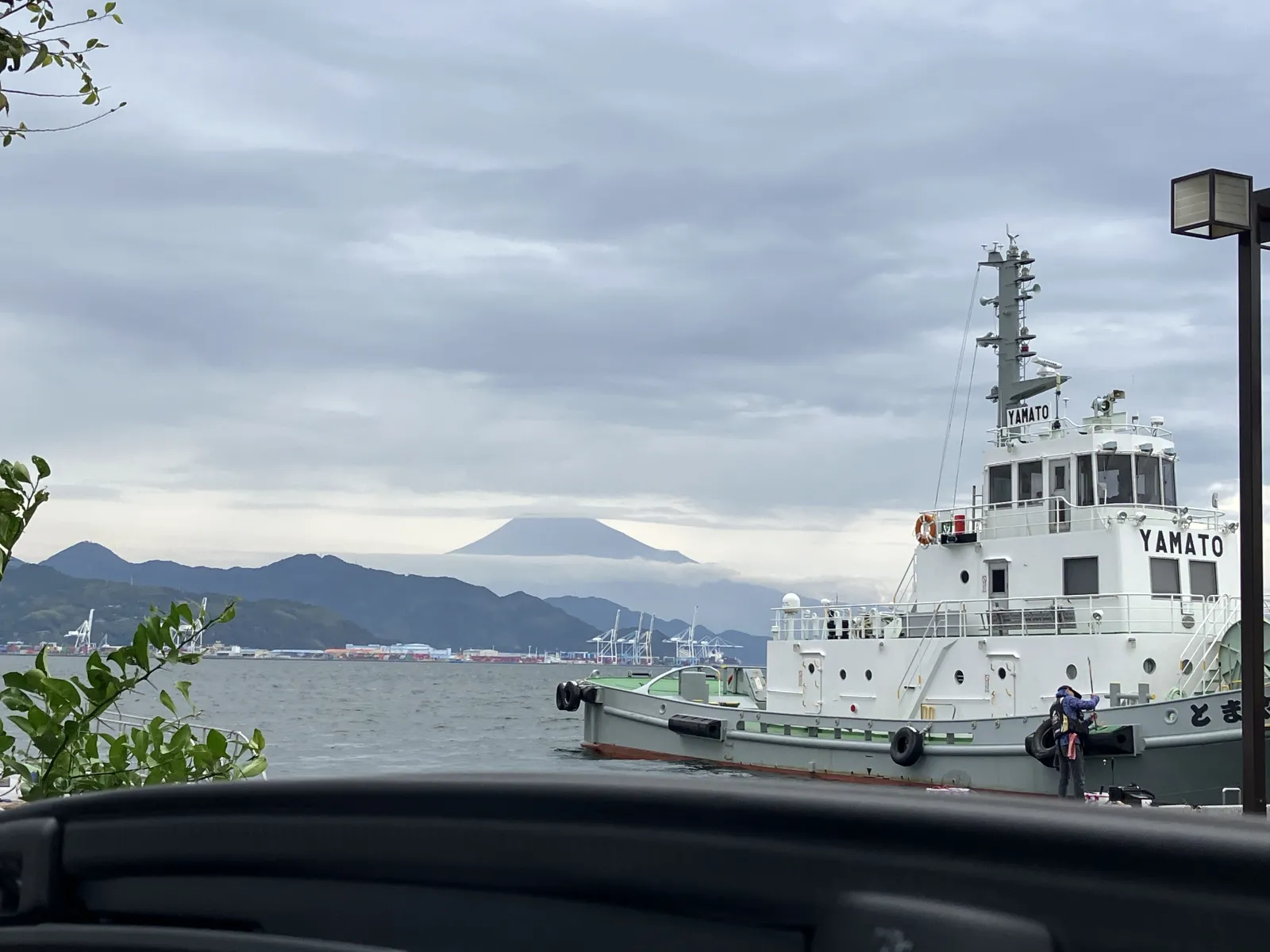 仕事を終えて、NDに乗り換え、清水港から
富士山。

雲にサンドイッチされています。