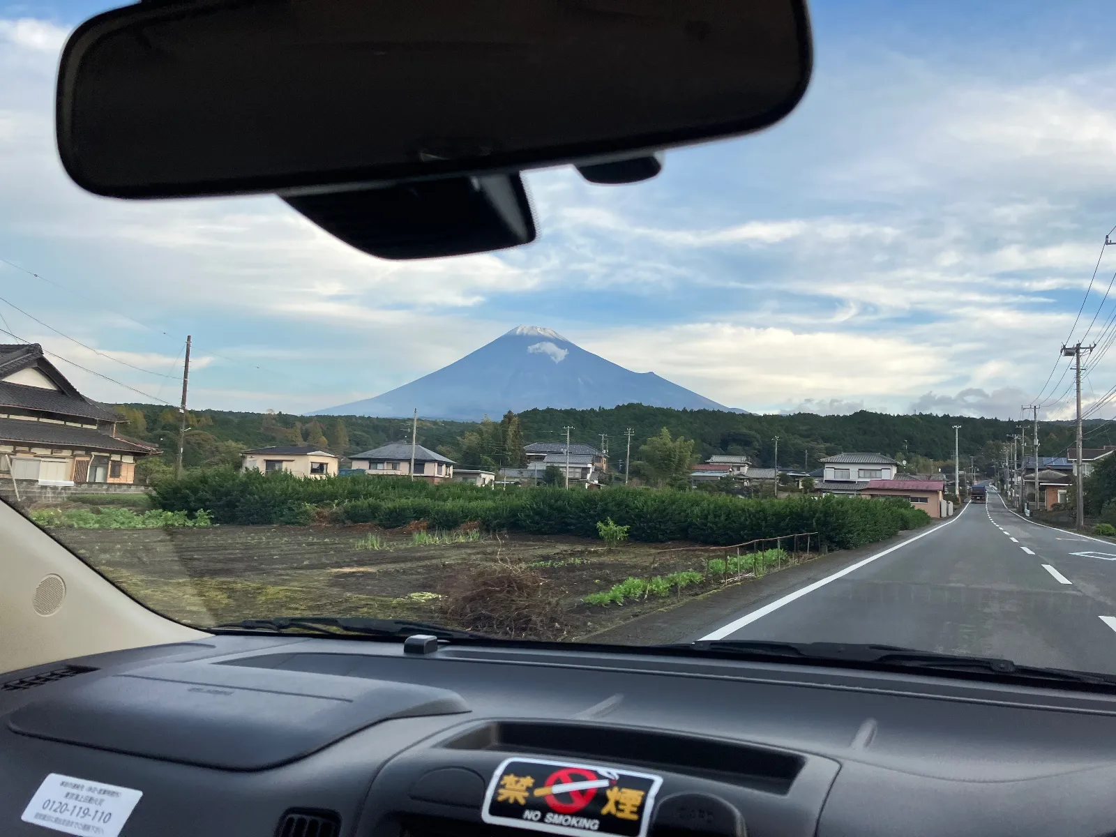 勤務地にさらに移動。

富士山は冠雪しています。

初冠雪ではありませんが、ようやく時期です。