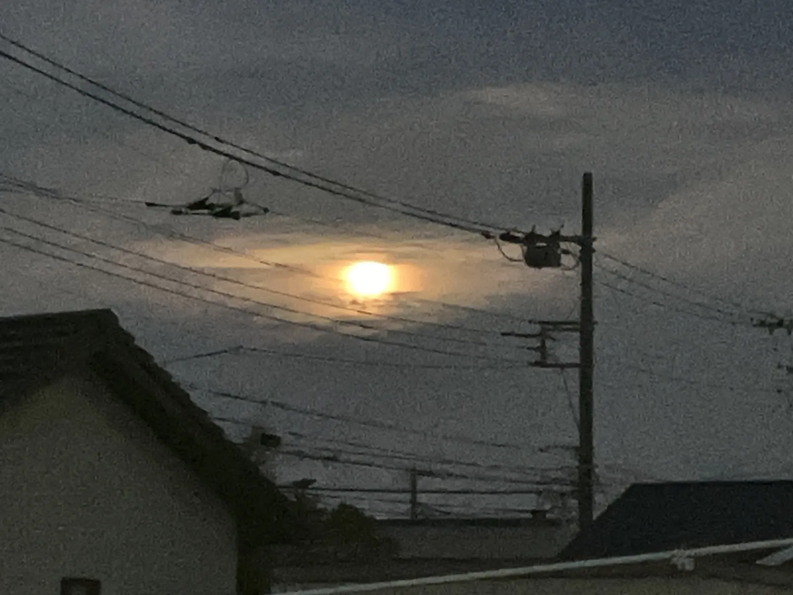 社用車に乗り換えの午前6時。

月🌕はまだ残っています。
この時間帯が一番好きな時間です。

動き出したのは私だけ。