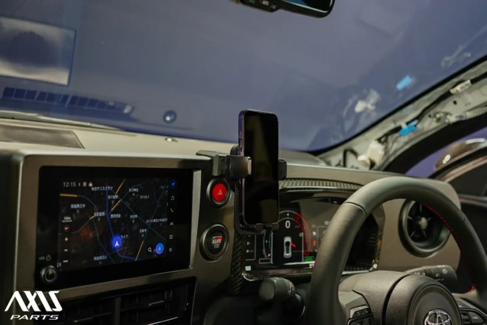 プライベートとは全く関係ない車で色々探してて、ふとGRヤリス用として出てたスマホホルダーがハザードの使い勝手ないがしろすぎたので…。
思い返せば現行カローラ向けの初期に出てきた専用スマホホルダーも、ハザードスイッチの所に固定するタイプで、開発する人ってハザード使わないのか？ってなりました。
まぁ頻度はそりゃ低いですが。

でもこうして見ると進化型GRヤリスのダッシュはスマホホルダーの設置場所悩みそうですね、エアコンルーバーは汎用タイプほぼ無理だし。