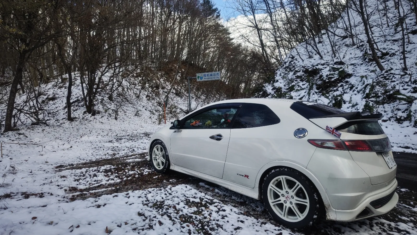 岩手県の気仙郡と陸前高田市の境にある折壁峠は道路脇に雪がありました⛄️