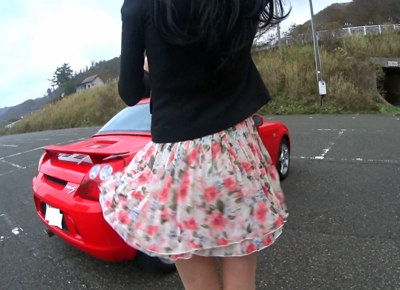 この車の好きな外見と言えば・・・
もちろんお尻からのスタイルです。

というわけでお尻画像から失礼します。
この車の特徴は何といってもミッドシップエンジンレイアウトとする2シーターオープンスポーツカーであることでしょう。