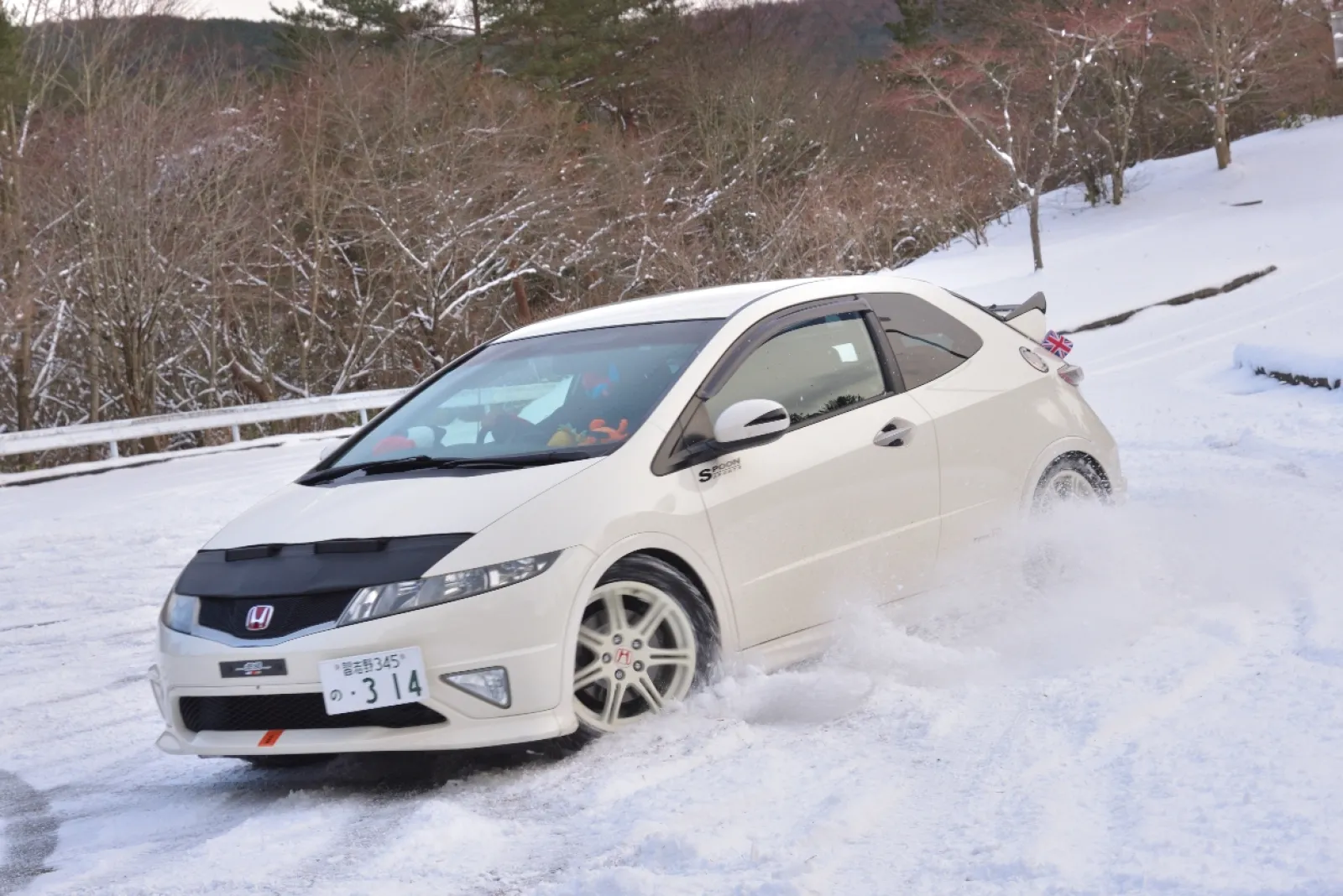その足で雪があるところを目指して種山ヶ原まで
いい場所があったので雪遊び
