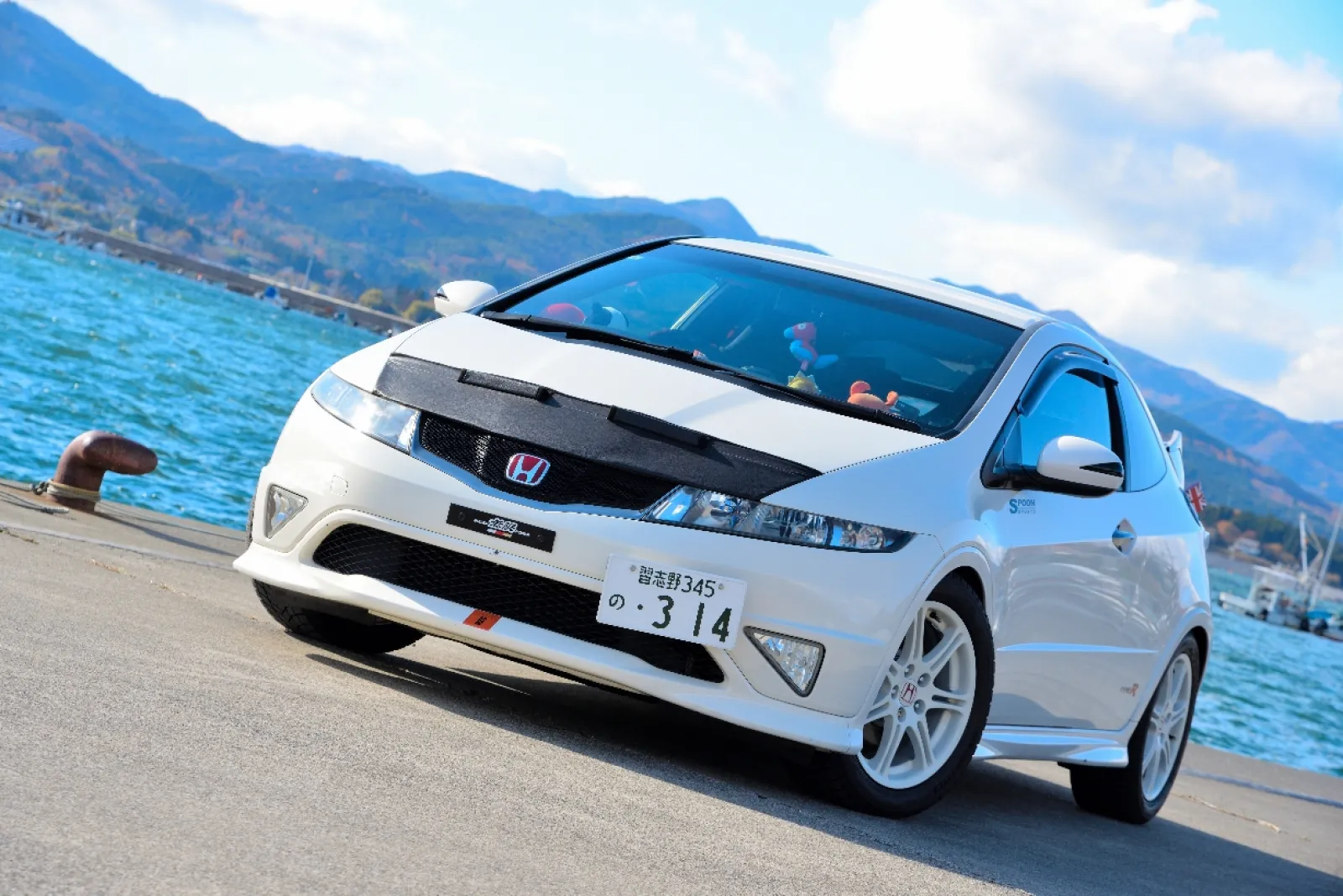 一昨日洗車してテカテカボディに仕上がったので、いい天気ということもあり、久々にちゃんとしたカメラでシビックを撮ってあげました