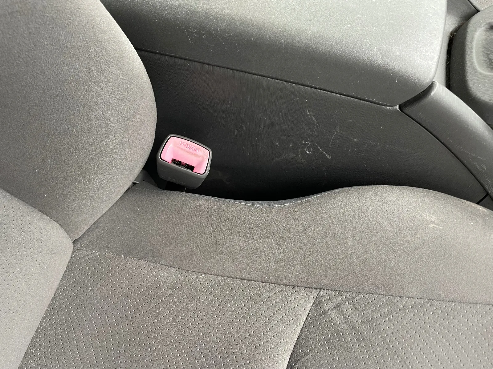 ここのスキマにほんとモノが良く落ちる😖
スマホとかリモコンキーとか小銭とか、、ポケットからポロっと、、しかもいちど落としてしまうと捜索かなり面倒💦このイライラ💢を解決したい
