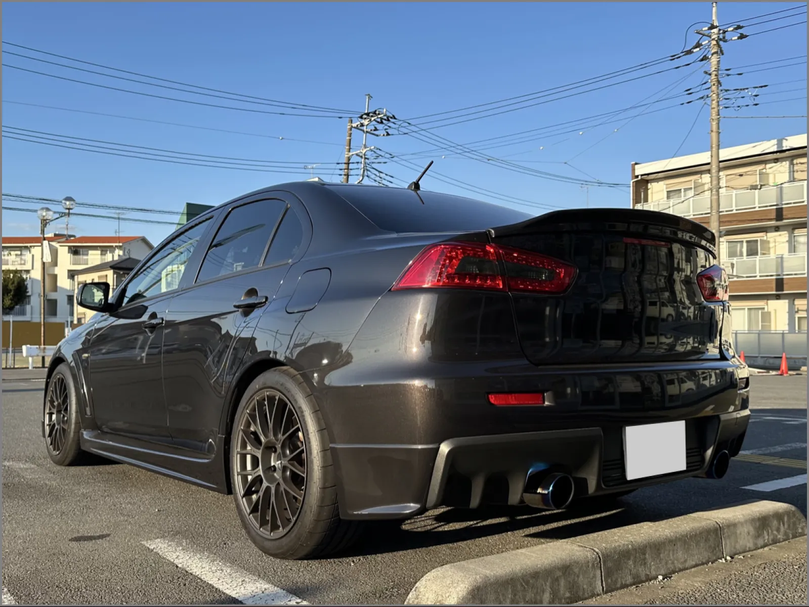 ランエボ＝大きなウイングのイメージがあると思いますが、ダックテールの方が好きなので純正ウイングは取り外してます🤔
北米のエボ10を見てるとダックテール率が高い気がするのでこの仕様にてのもありますが、イメチェンするには簡単でありですね

次変えるならやっぱホイールかな😅
PFM1も良いのですが、割とホイールに関しては飽き性なのでコロコロ変えてます🤔
RS05RR辺りにしようかな？とか57NRとかSA-62Rとか色々悩んでます🤣