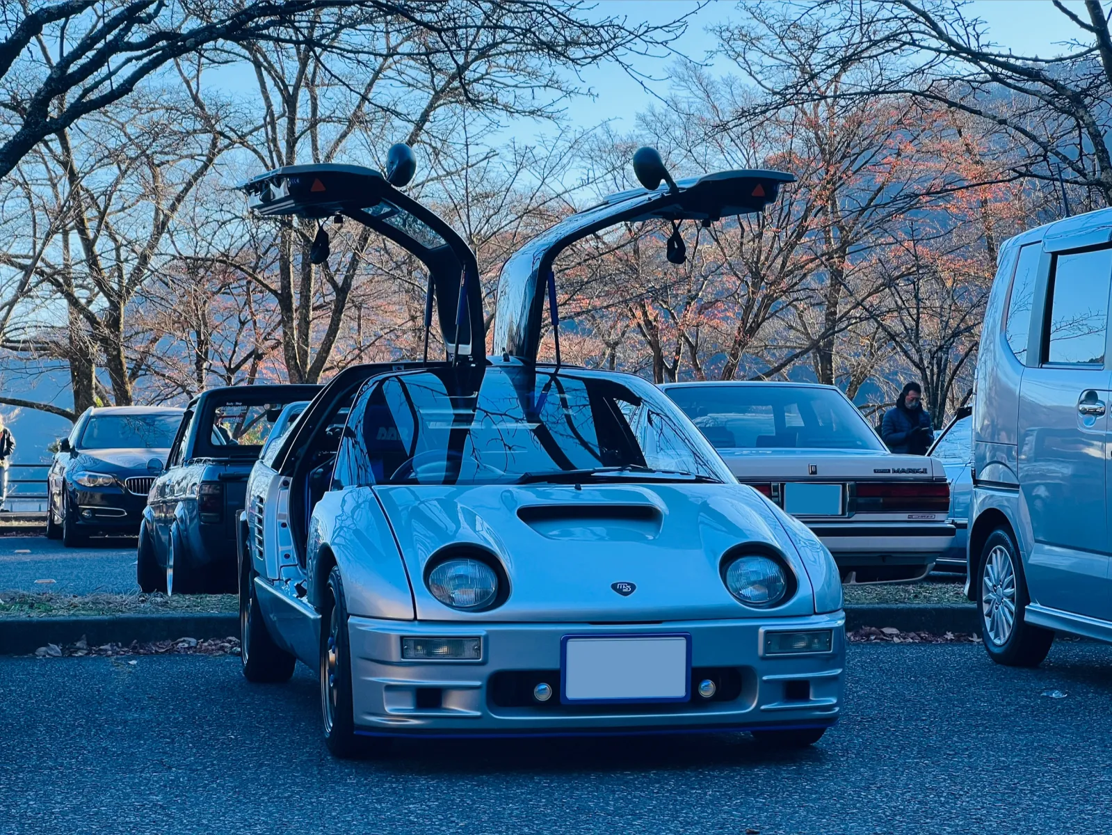 本年度最後の奥多摩ダイサンに行って来ました。
ダイサンとは毎月第3日曜日に奥多摩湖の大麦代駐車場での旧車の集まりです。元々は羽村のいすゞスポーツさんがいすゞ車のオーナーの集いを作ろうと始めた会ですが、今ではオールジャンルのオーナーが集います。