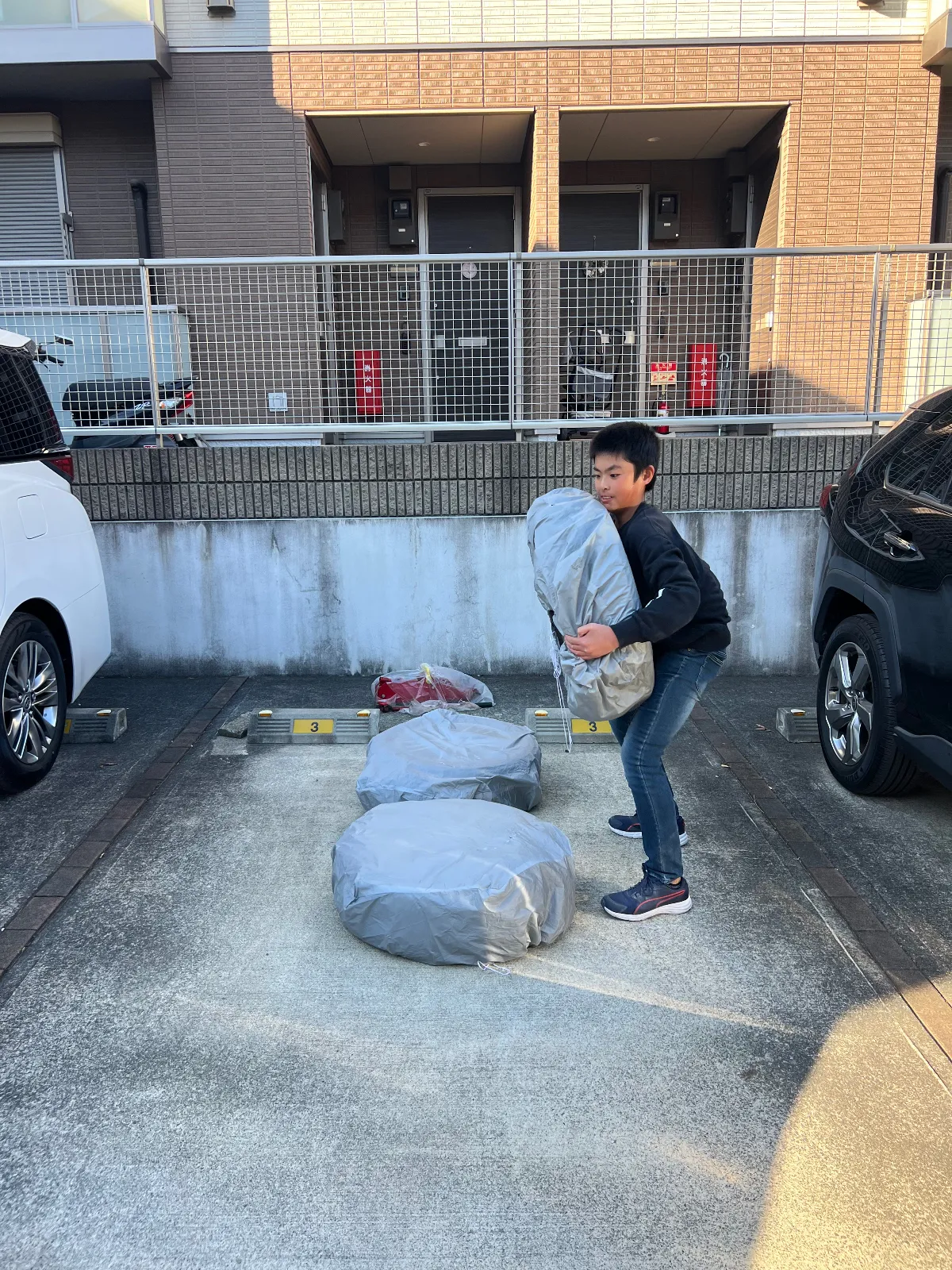冬タイヤ交換するついでに学童野球引退した長男のフィジカルトレーニングw
215/60R17をのスタッドレスを往復積み上げw
しっかりフィジカル鍛えて頂きたいw