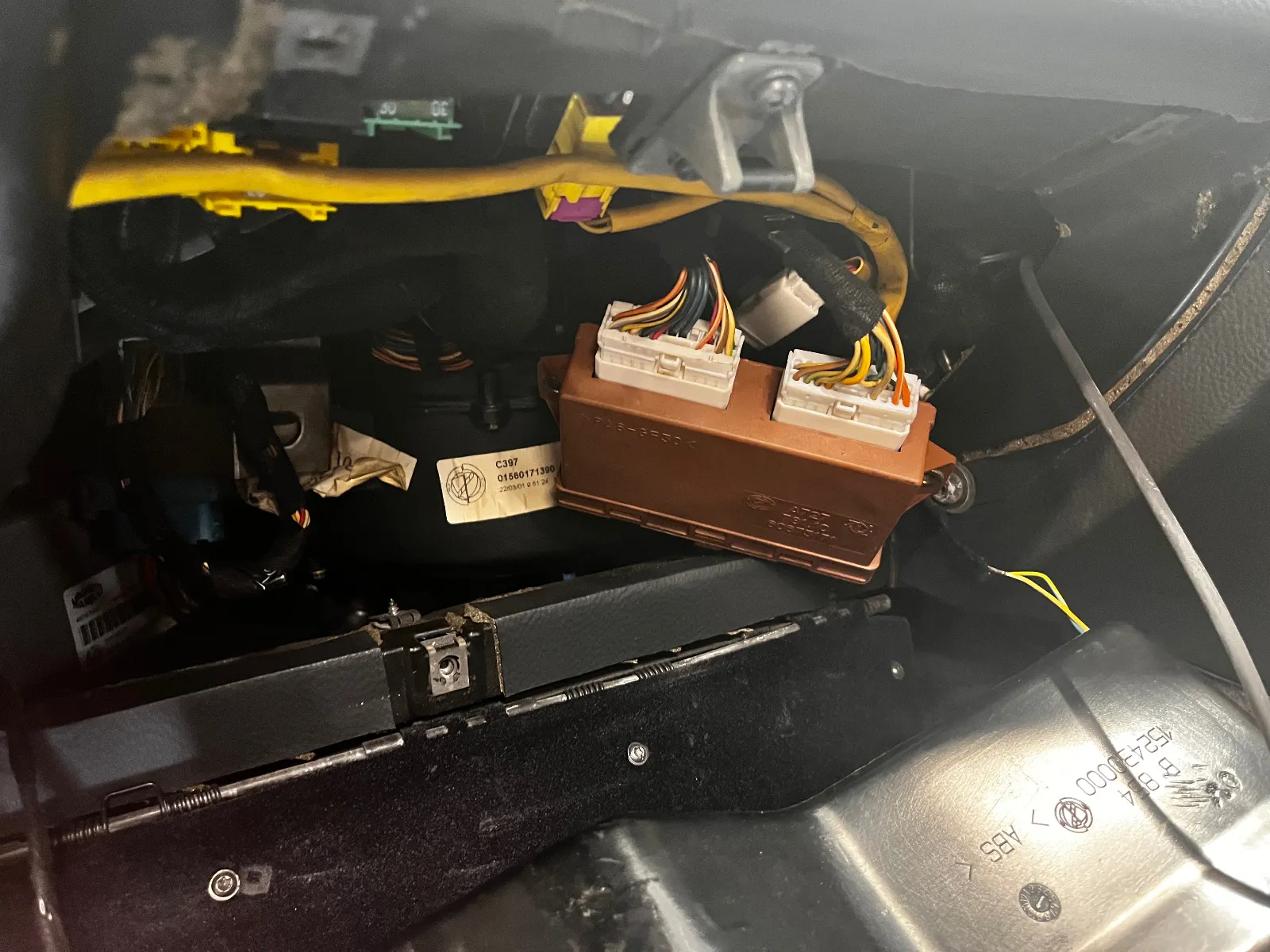 車両に付いている場所はグローブボックスの上。吊り下げられてます。
この交換で温度に関係なく全ての窓が開き始めました。感動。