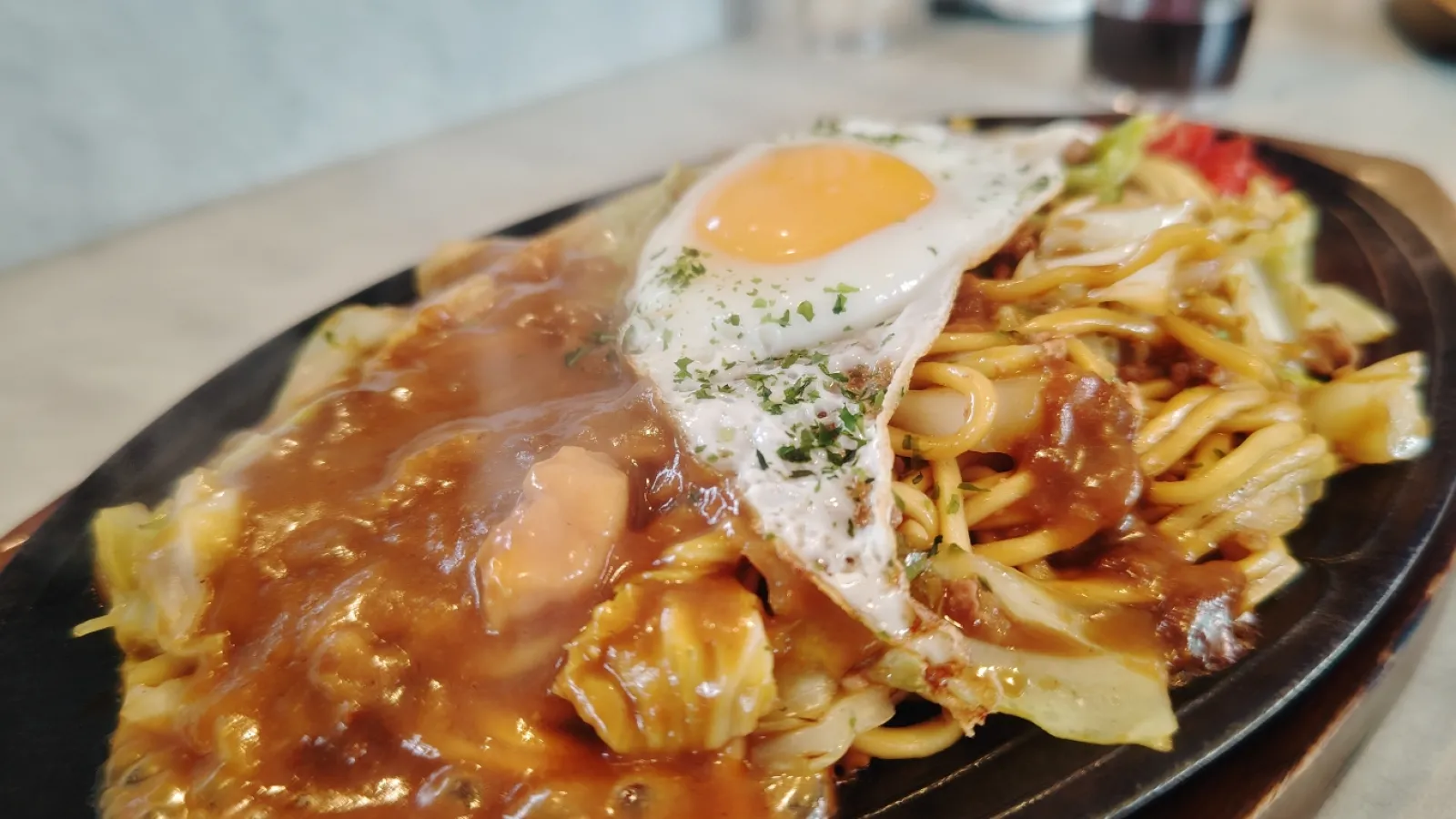 カレーハウス皆喜多亭さんの横手焼きそば
カレーハウスということもあり、カレーがかかってるのも注文できます

しかもこの肉玉カレー焼きそば、650円という安さです

めっちゃ美味しかったので、お近くにいった方はぜひ‼️