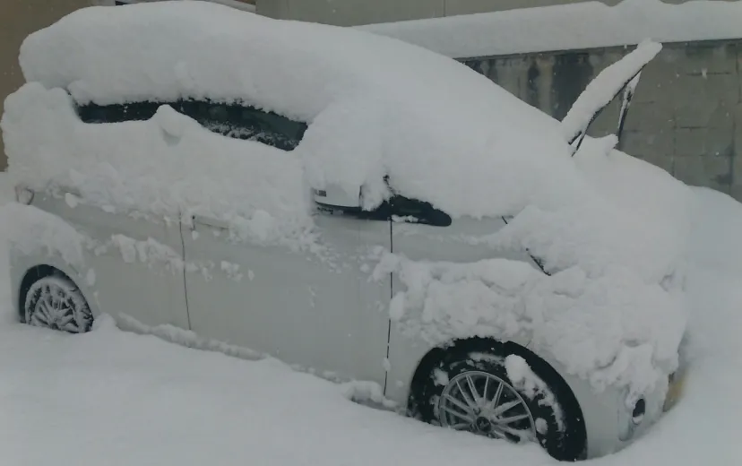 背が高いミニバンにも最適な特大ヘッドで雪下ろしデビュー!?【CarGoods Seasonal】CRUZARD・大型ヘッドスノーブラシ