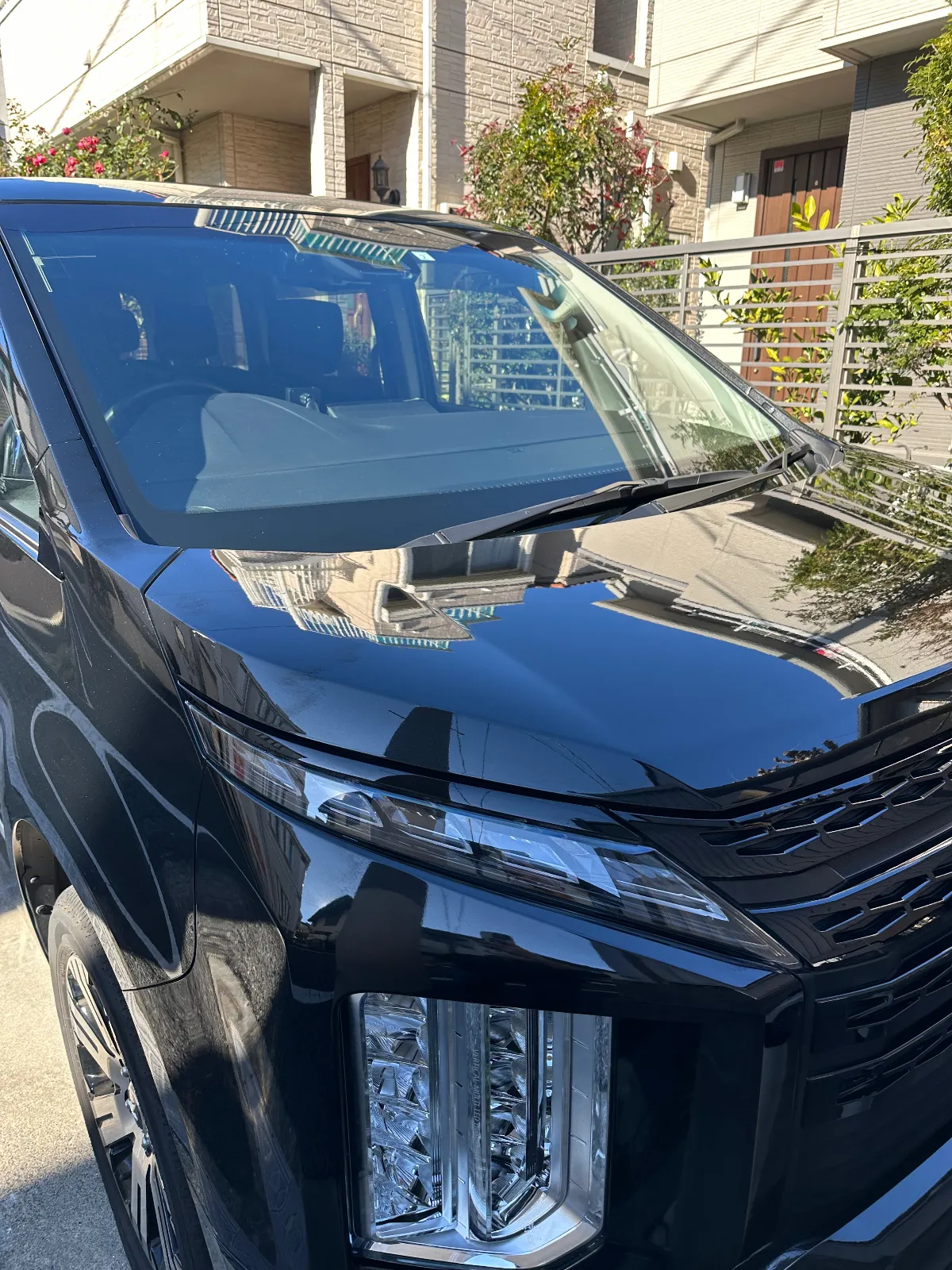 年末なので久しぶりに洗車しました。と言っても、洗車機ですが。。。
5台ほど並んでましたが、30分待って洗車完了。
拭き取り後、家に帰ってコーティング剤は自分で塗ります。これが一番時短になるので最近はこのパターンで楽してます😀