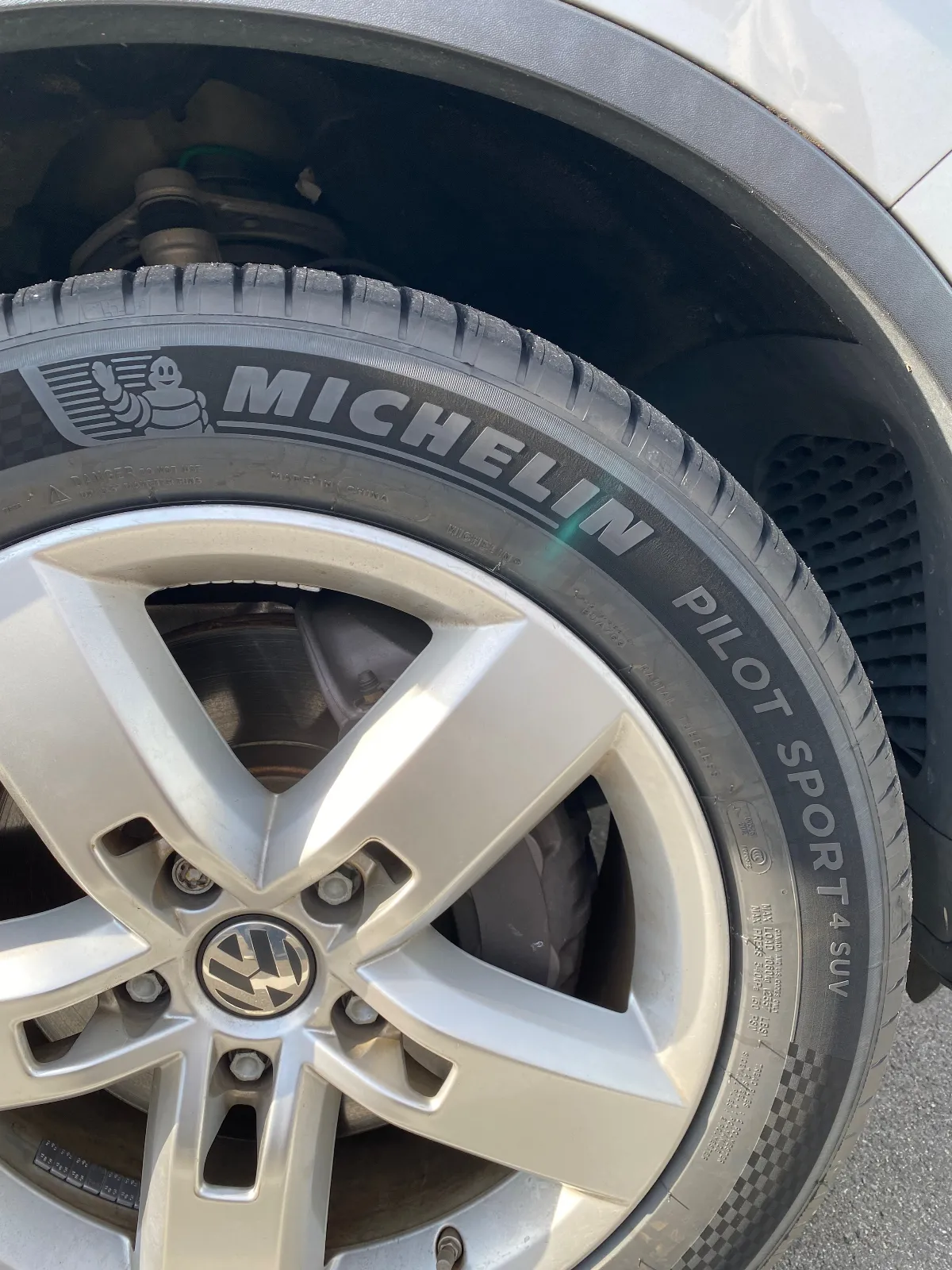 タイヤ交換しました。
ブリヂストン　ALENZA001 
→→→→→
ミシュラン  パイロットスポーツ4SUV

前に履いていたALENZAが良かったので、同じタイヤを希望していましたが、納期の関係でミシュランにしました。
サイドウォールのデザインは好みです。
チェッカーフラッグがスポーティーですね！