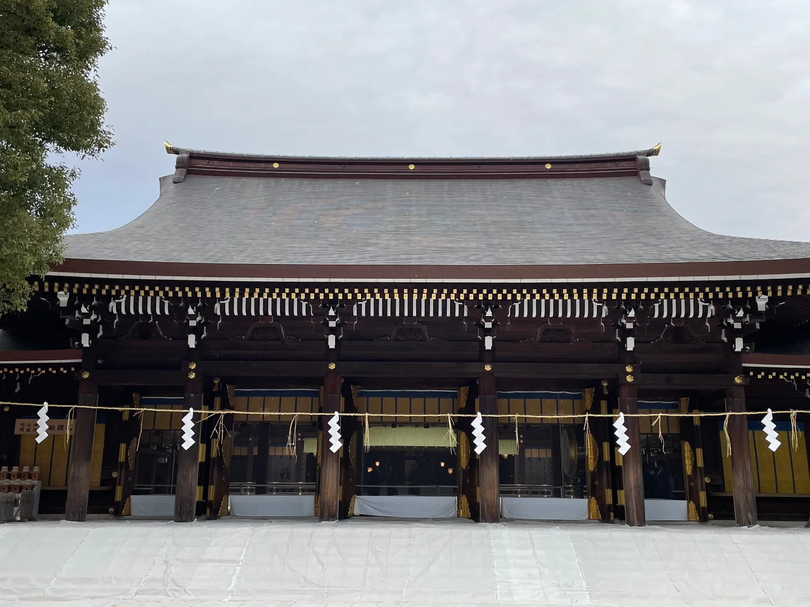 本堂を前にお賽銭してお参り⛩️
正月三が日で300万人も参拝されるそうだけど朝早く行くと楽勝です。