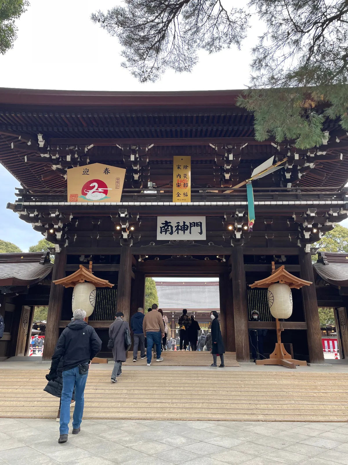 お清めをして、南神門から本堂に