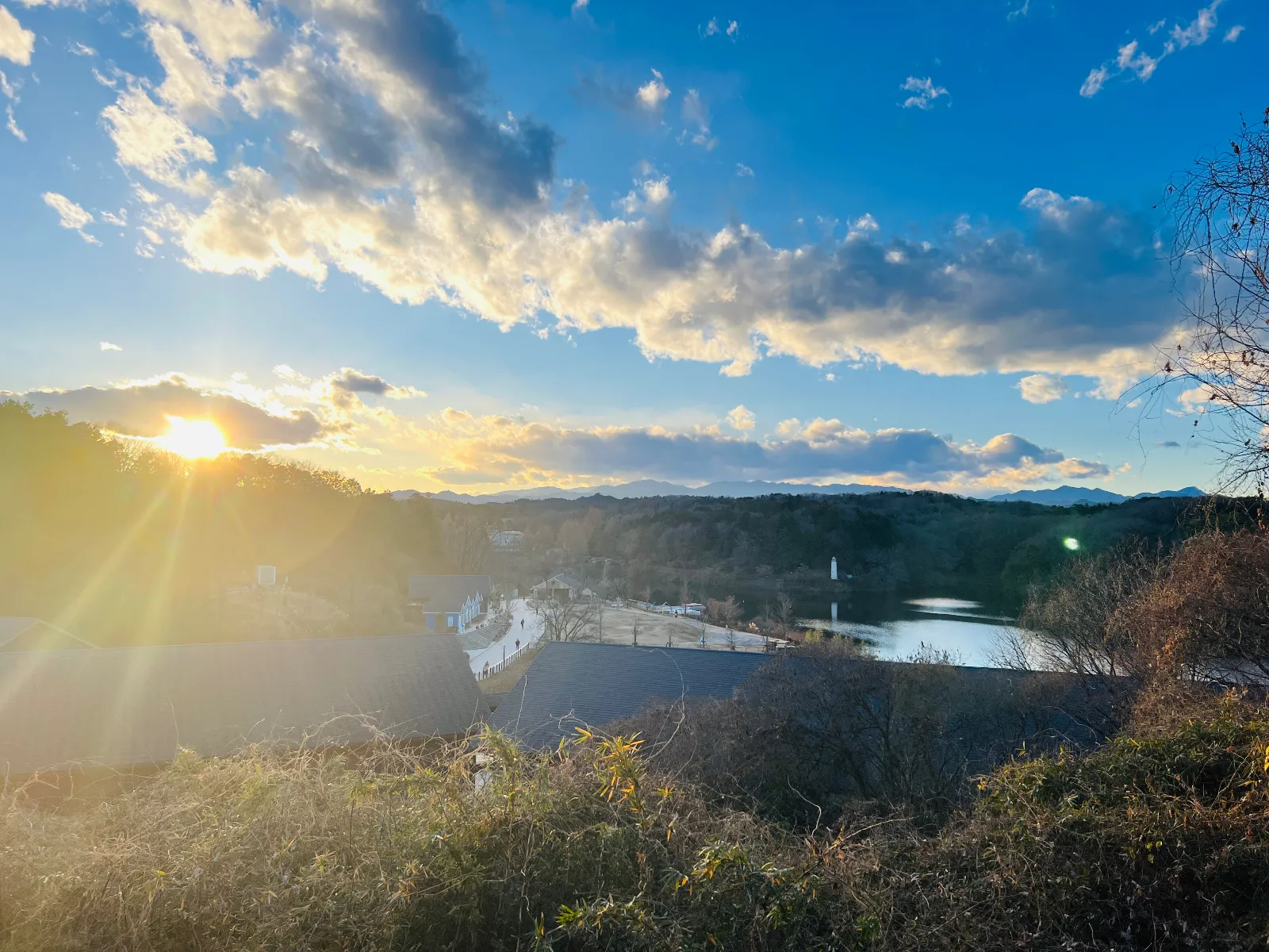 沈みゆく太陽に照らされ、眼下にムーミンバレーパークを望みます♪