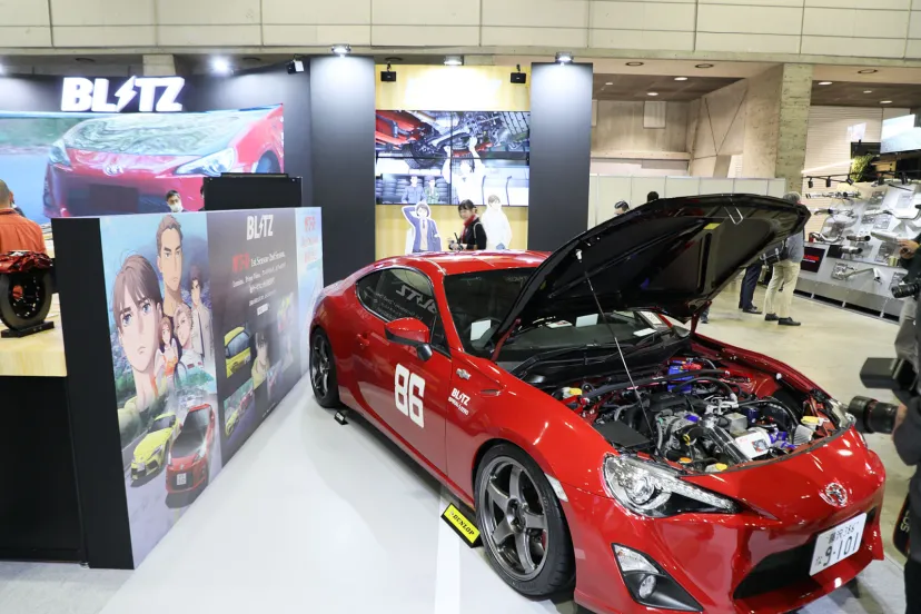 MF ゴースト「86GT レプリカ」を披露したBLITZ 物語の世界観とチューニング・カスタムの魅力をアピール！【東京オートサロン2025】