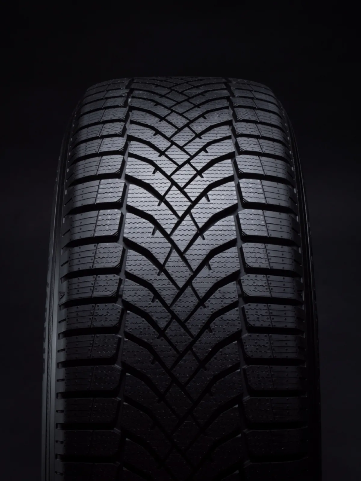 様々な路面にシンクロする次世代オールシーズンタイヤ【CarGoods of