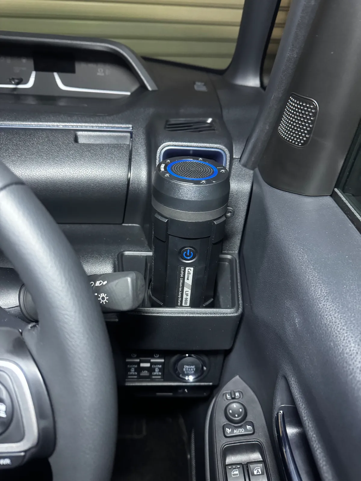 運転席側のドリンクホルダーには収まります