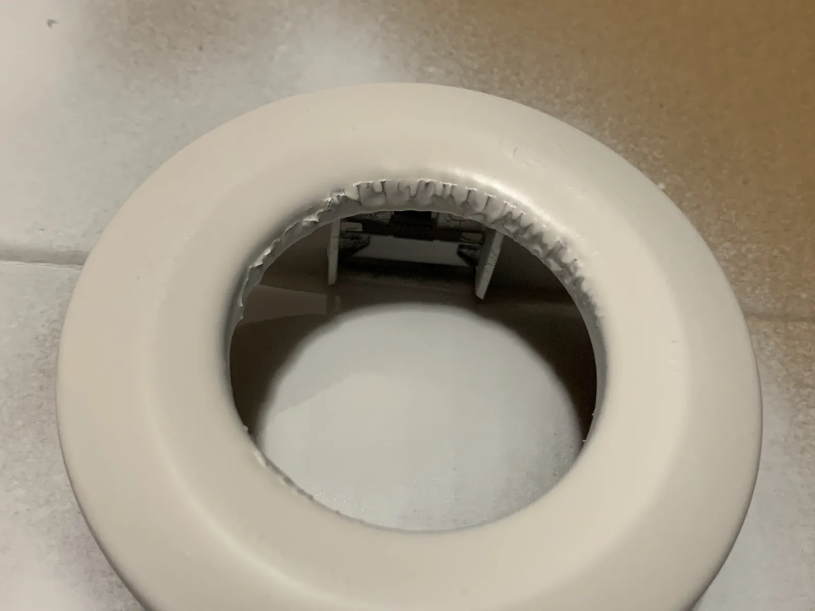 原因は分からないですが、プラサフに含まれる溶剤が元の塗料の下に入り込み、元の塗装が剥がれることでこのようなことが起こってるのではと考察します。

プラサフが剥がれた部分は再度耐水ペーパーでプラサフを除去してやり直しました。


⑤耐水ペーパー1000番くらいで研磨。
塗装の足付けです。
プラサフがしっかりと乾いてから行いましょう。


⑥塗装。
まず、シリコンリムーバーで脱脂します。
塗装前にしっかりと乾いているのを確認し、塗装。
パラ塗りをしてから、本塗りをします。
本塗りは塗れてない場所がないかを確認しながら、最低3回は重ね塗りしました。
エアコンの吹き出し口は、羽の部分も取り外して塗装しました。
