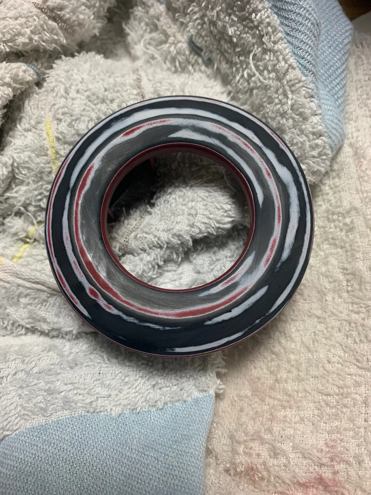 ④プラサフ塗布。
塗装を落としたら次はプラサフを吹いていきます。
塗装の落とし方が中途半端だと、プラサフを吹いてから、前の塗装が浮いてきて剥がれてしまうという現象が起こりました。（下の画像参照）