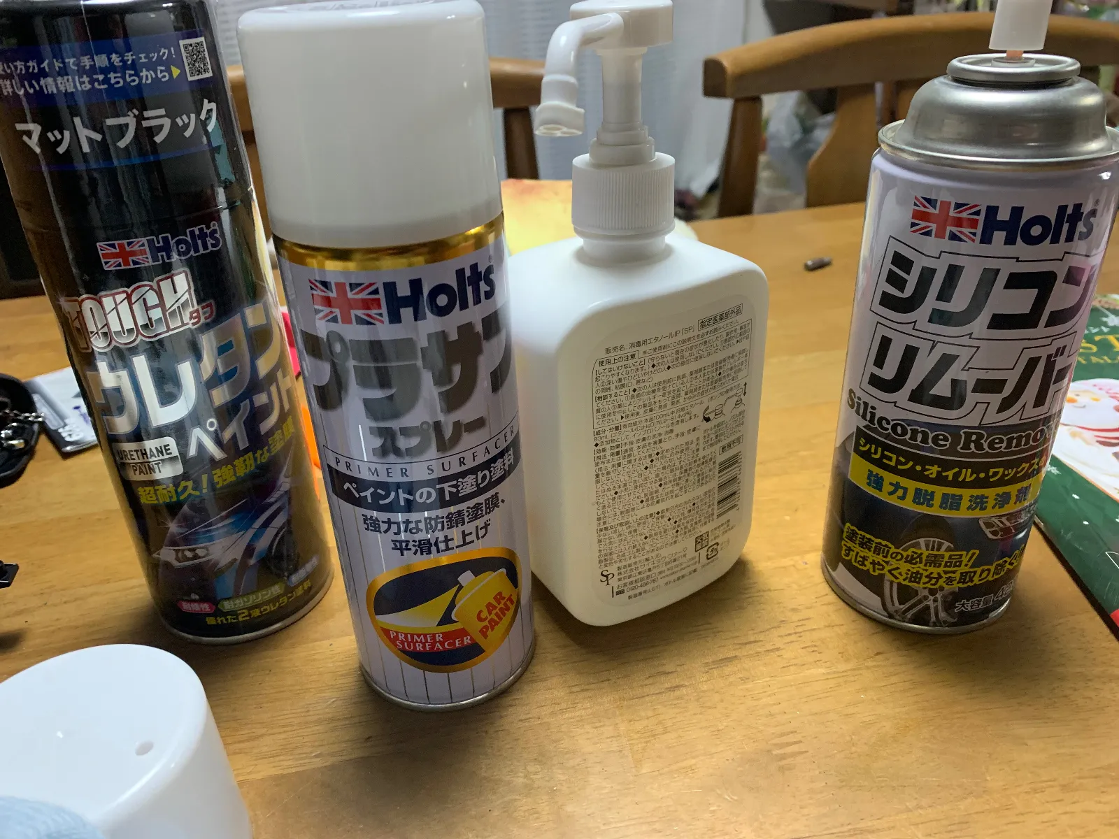 とりあえず、それぞれの工程についてを簡単に書いていきます。

①内装をバラして、取り外す。
今回は取り外しやすい部分のみを塗装しました。
具体的には、エアコンの吹き出し口（左右と真ん中）、ステアリングコラムカバー、ドアのスピーカー、ミラー操作スイッチ、スピードメーターです。
これらは内装剥がしのヘラでトリムを取り外し、その中に隠れているネジを外すと取り外せます。
ミラーの操作スイッチのみ直接内装剥がしのヘラをパーツとドアの革張りの隙間に突っ込んで外しました。（海外の先駆者の動画を以下に載せておきます。）
この方法だと革張りの部分が傷付きやすいので、おそらく正しい方法はドアの内張を取り除いてから内側から外す方法だと思います。流石に、ドアを全てバラすのは面倒なので、今回は簡単な方法で施工しました。
（ついでに、ドアミラースイッチをヤフオクで売っていたベタつき対策品に交換しました。）