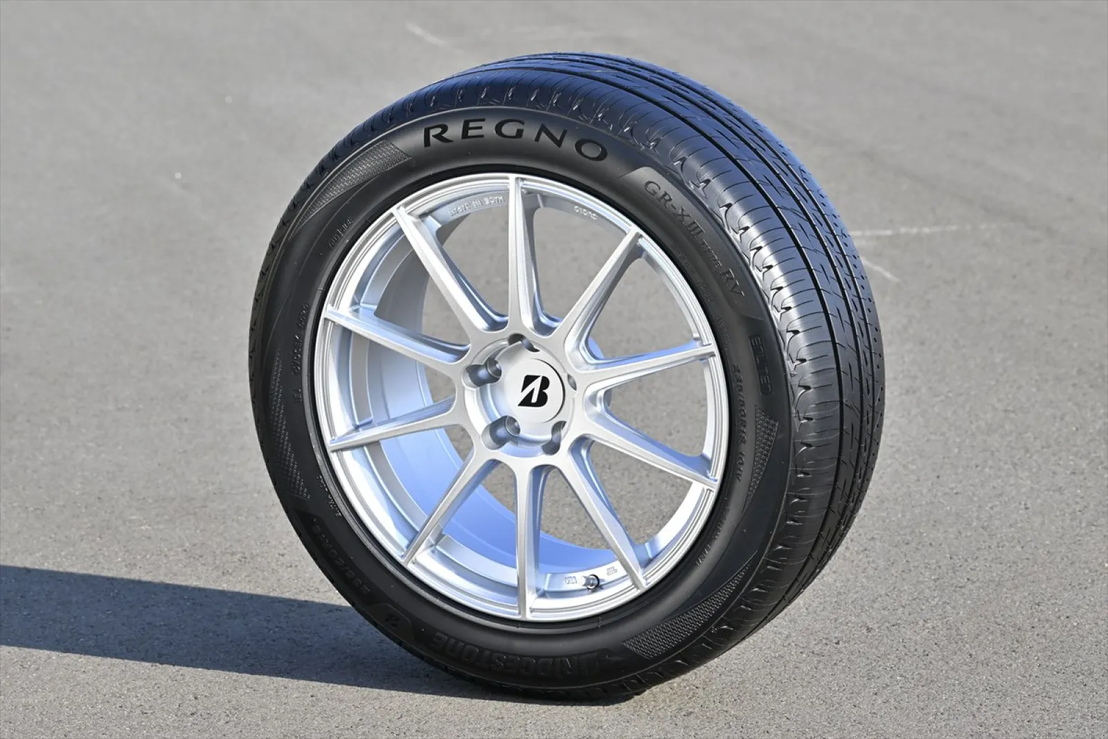 ブリヂストンからRV専用プレミアムタイヤ「GR-XⅢTYPE RV」が