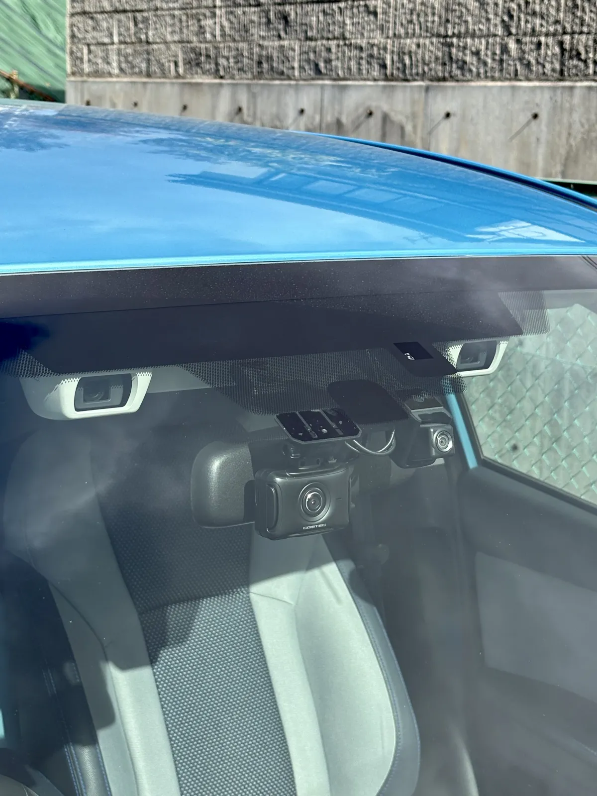 車外からの見た目はこんな感じです。
アイサイトと純正ドラレコカメラと合わせて4眼ですね👀👀