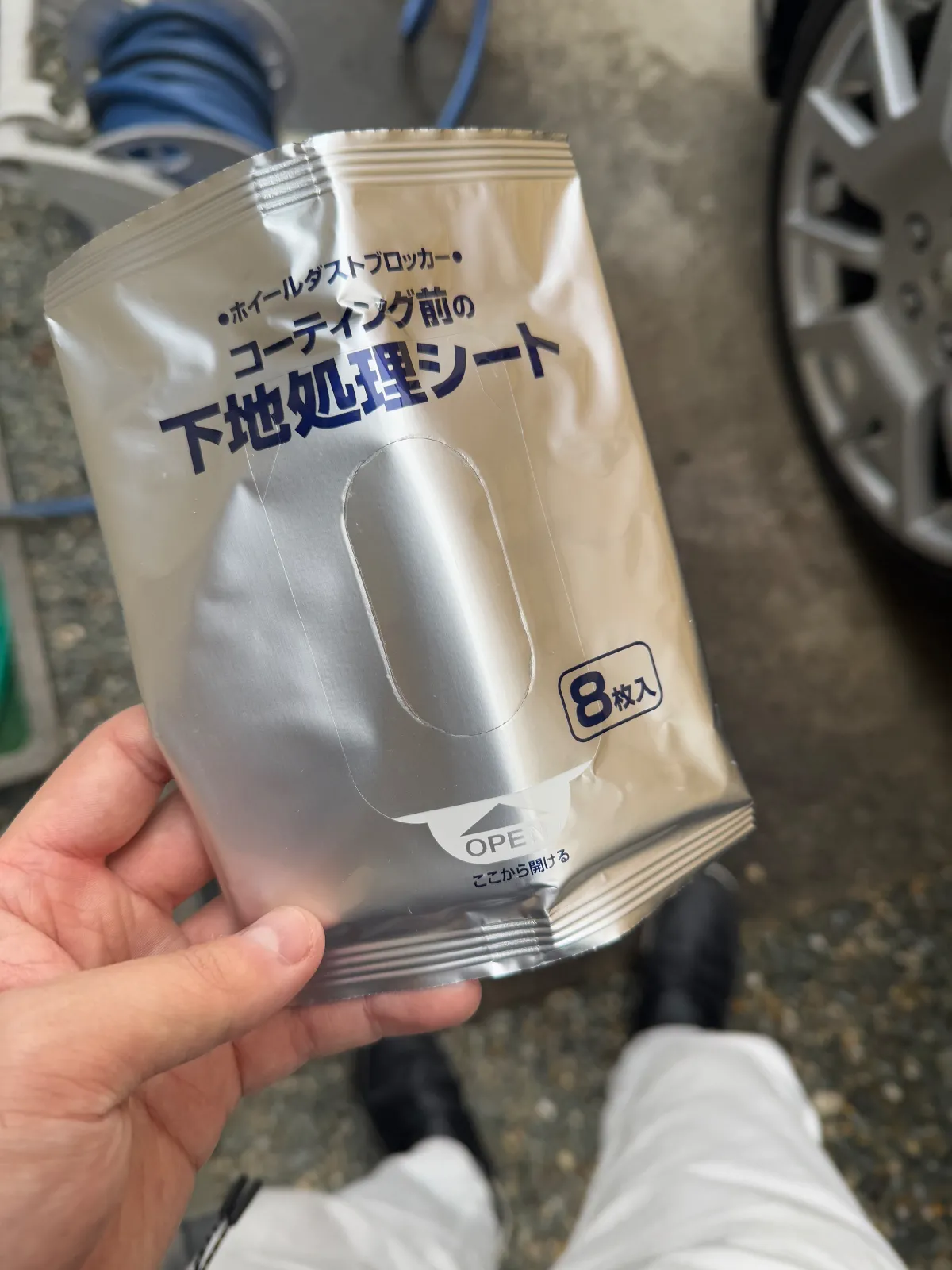 まずは、商品と一緒に入ってたシートでホイールの細かい汚れをとっていきます。

その後、説明書にも書いてあるとおり、ナット部にティッシュを詰めて、液が溜まらないようにしました。