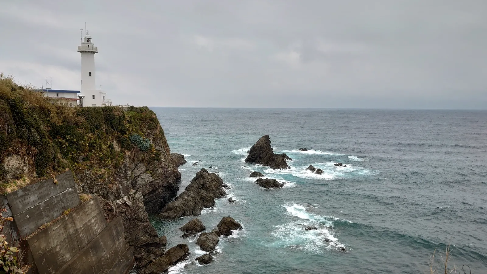 あいにく青空がほとんど見えない天気で残念でしたが、水平線が壮大でした。
今度また、晴れた日の絶景を観に行こうと思います。