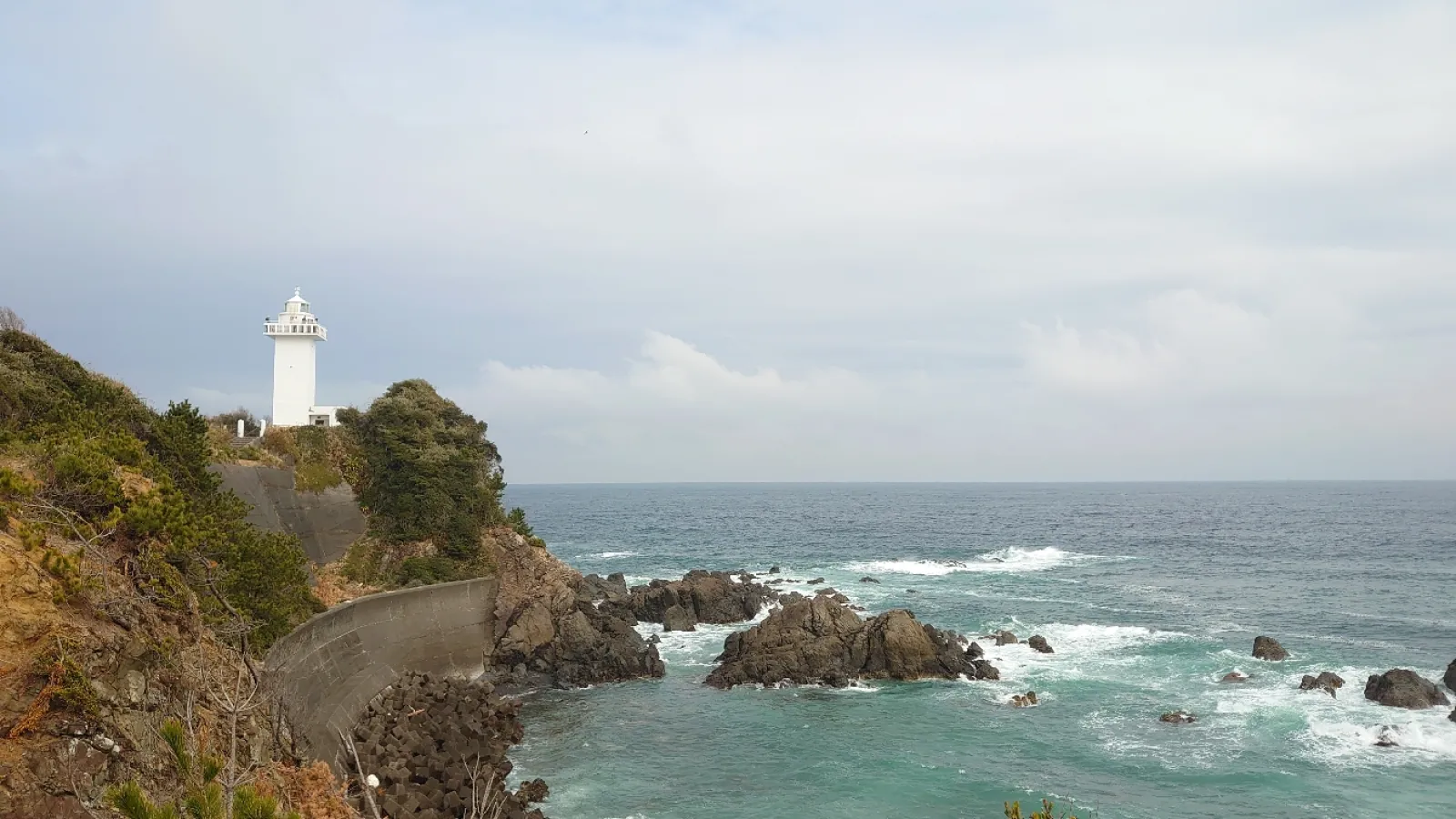 あいにく青空がほとんど見えない天気で残念でした。
灯台手前のカフェでゆったりとした時間を過ごしました。
道はかなり狭いので注意が必要です。