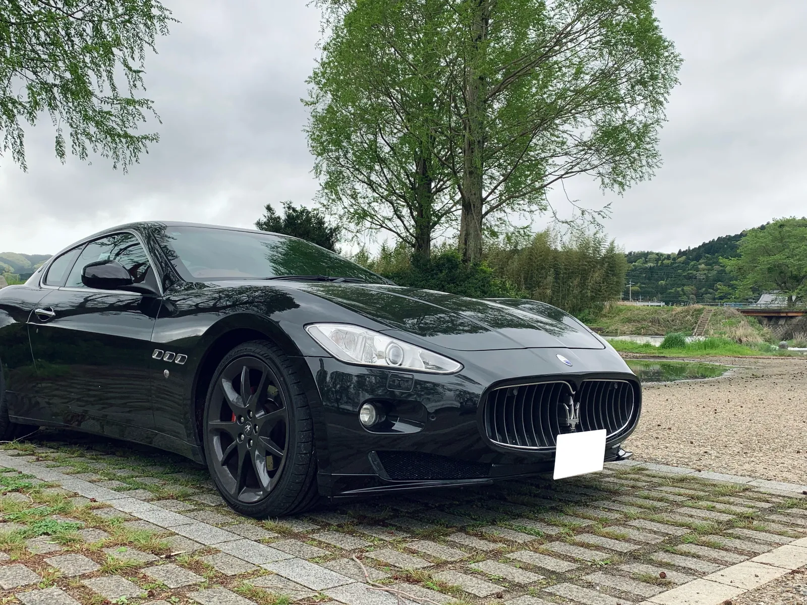 1年と半年ほど乗ったので、レビューをしてみます。
ベースグレード（4.2L）のレビューですので、4.7LのものやMCシフト、2代目グラントゥーリズモはまた違った評価になると思います。

エクステリア　★★★★★
見た目だけで買った車なので、これはほぼ満点です。テール側が少し古臭い感じもありますが、不自然ではなく、及第点はあると思います。
イタリア車って感じの見た目ですが、派手すぎず、それでいて他の人と被らない唯一無二感があります。
ある程度デカいので、存在感も◯。

インテリア　★★
2012年式なので、年相応な感じ。各種パーツはベタつきが進んでました。（DIYである程度補修済み）
何より、純正ナビが使い物にならないのが…。知らない土地に旅行するときはスマホのナビか、社外ナビは必須だと思います。私は社外ナビに取り替えました。
他にも窓を動かすボタンが割れやすかったり、ミラーを動かすスイッチが壊れやすかったりと、さすがイタリア車ってところです。
良い点は革のシートです。私のは赤色ですが高級感があります。革も革でヒビ割れや縮みの問題が出てきますが…。
あとは、スピードメーター周りも少し残念ですね。少し味気ないです。