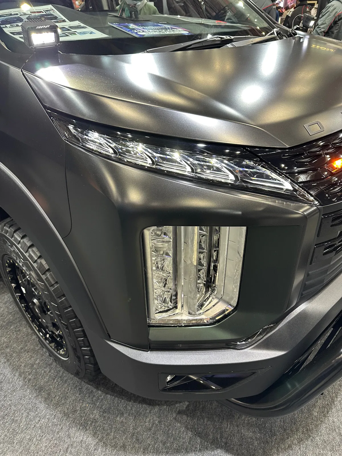 このマットブラックのボディーカラーはかっこいですが、洗車ができず市販化は難しいですかね😓