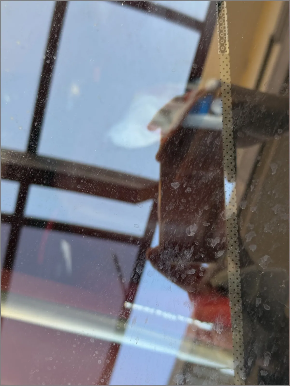 こう見ると雪って結構汚いのが分かりますね。
子供の頃とか雪を食べてる子もいたけど、この汚さを見てしまったら食べれないですね。