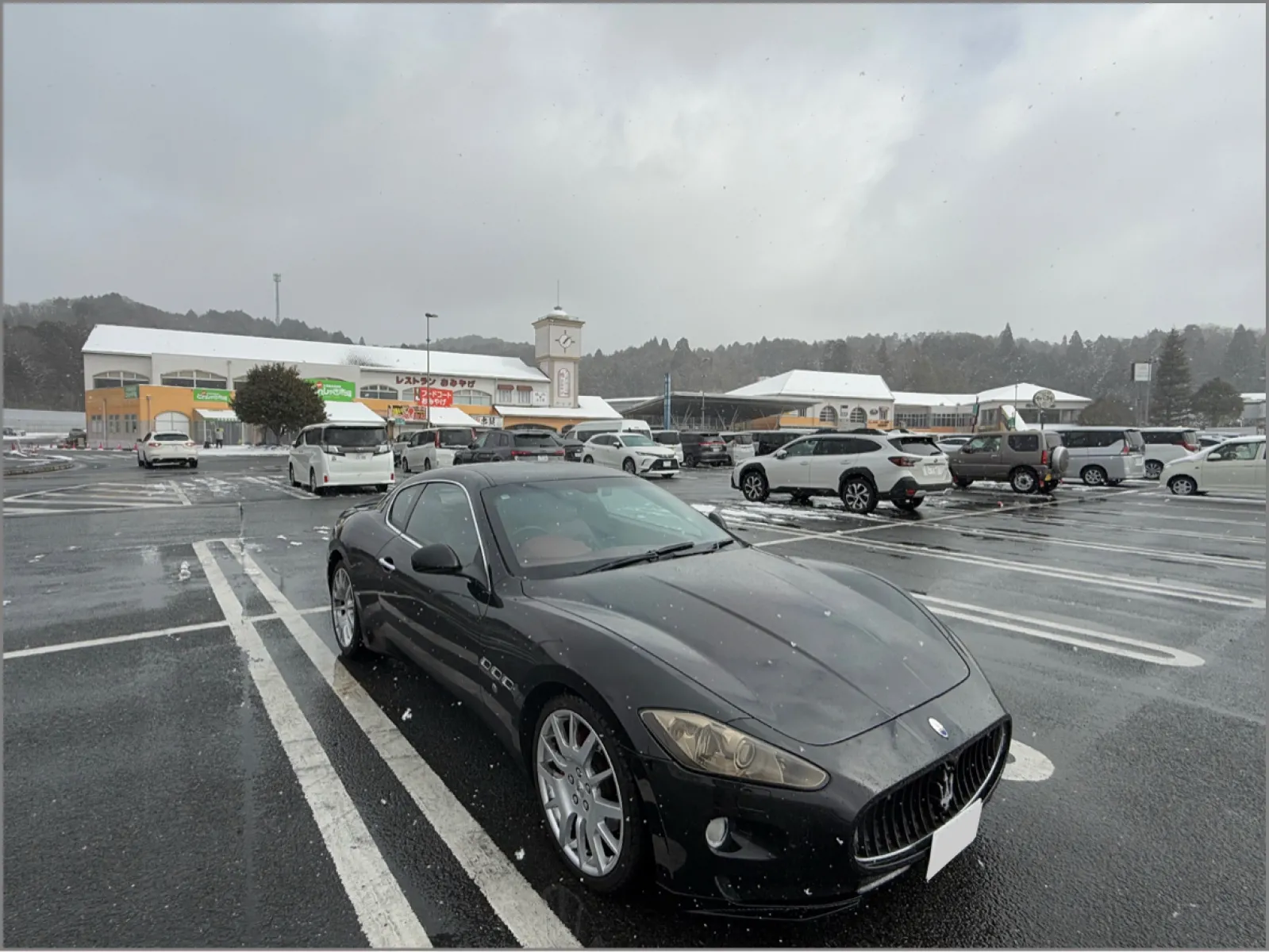 特に用事もないので、このまま直帰。
他にも同じマセラティのレヴァンテや日産シルビアなどなど、色んな車がいました。

そして、昨日洗車したばかりの車は雪でドロドロに...
仕方ないので、洗車しました。
ただ、冬は水をあまり使いたくないので、最近は水無し洗車ばかりです。