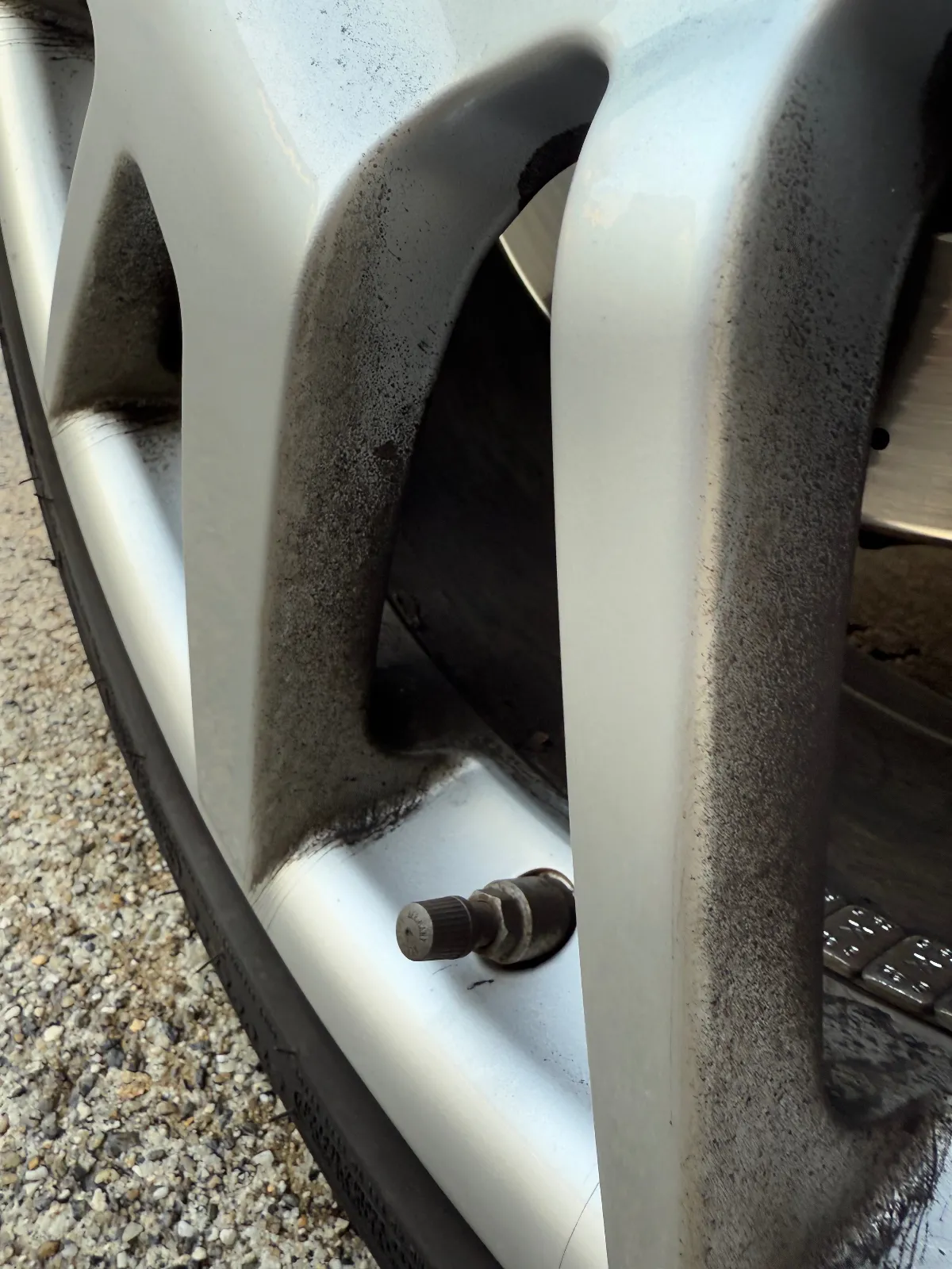 個人的には十分な効果だと思いますが、どうですかね？
ホイール洗車の頻度は減ると思います。
ただ、丁寧に施行すると、30分～1時間ほどかかるので、毎回やりたいかというと微妙です...
