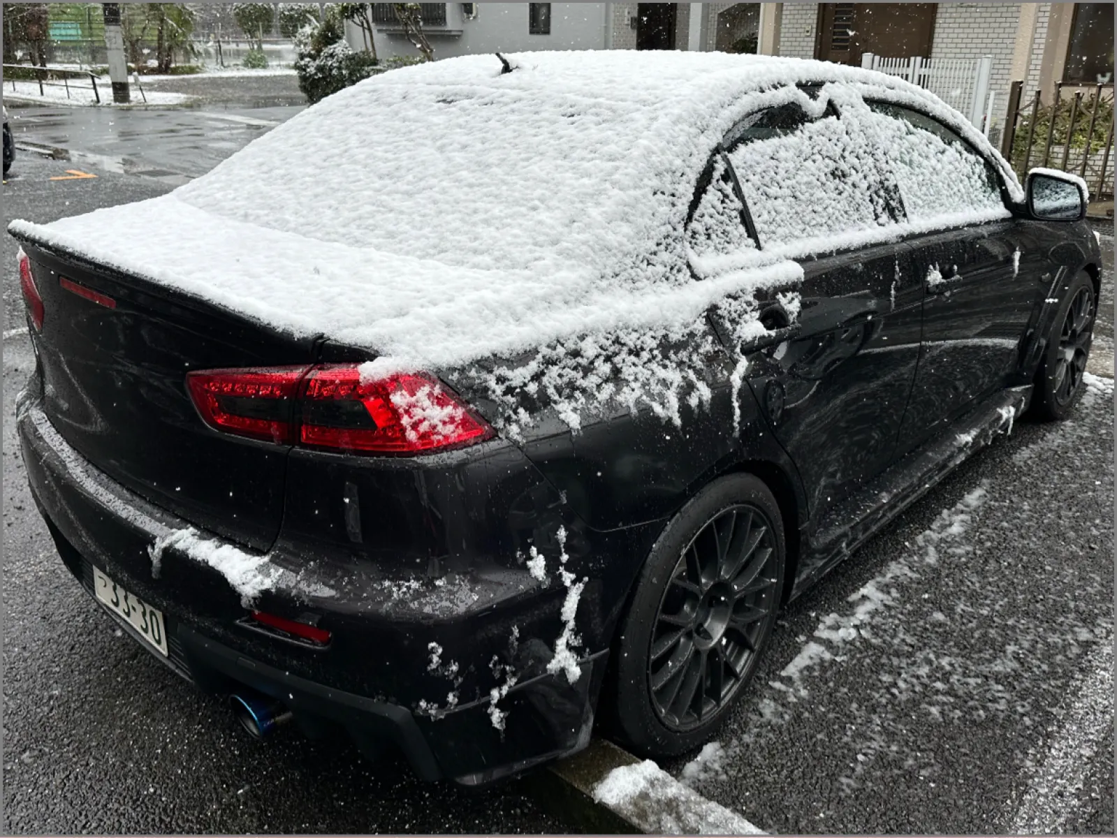 関東地方に雪マークがついて、またまた降らないでしょ~~と思ってたら予想を裏切る形でガッツリ降りましたね🙄
あいにくスタッドレスタイヤじゃないので走りませんが、もっと降ってるとこ撮りたかったなぁ…笑