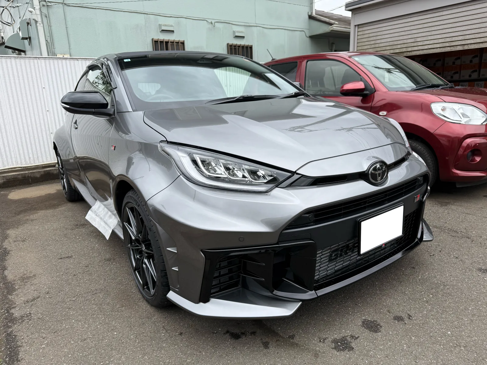 遂に、ようやく、やっと、納車されました。
色々な複雑な思いのある中での納車ですが、大事にしたいと思います。
てゆーかプルダウン式選択での車種選択でGR系ナシで、標準車の別グレード扱いって意味分かんないっスね(毒)