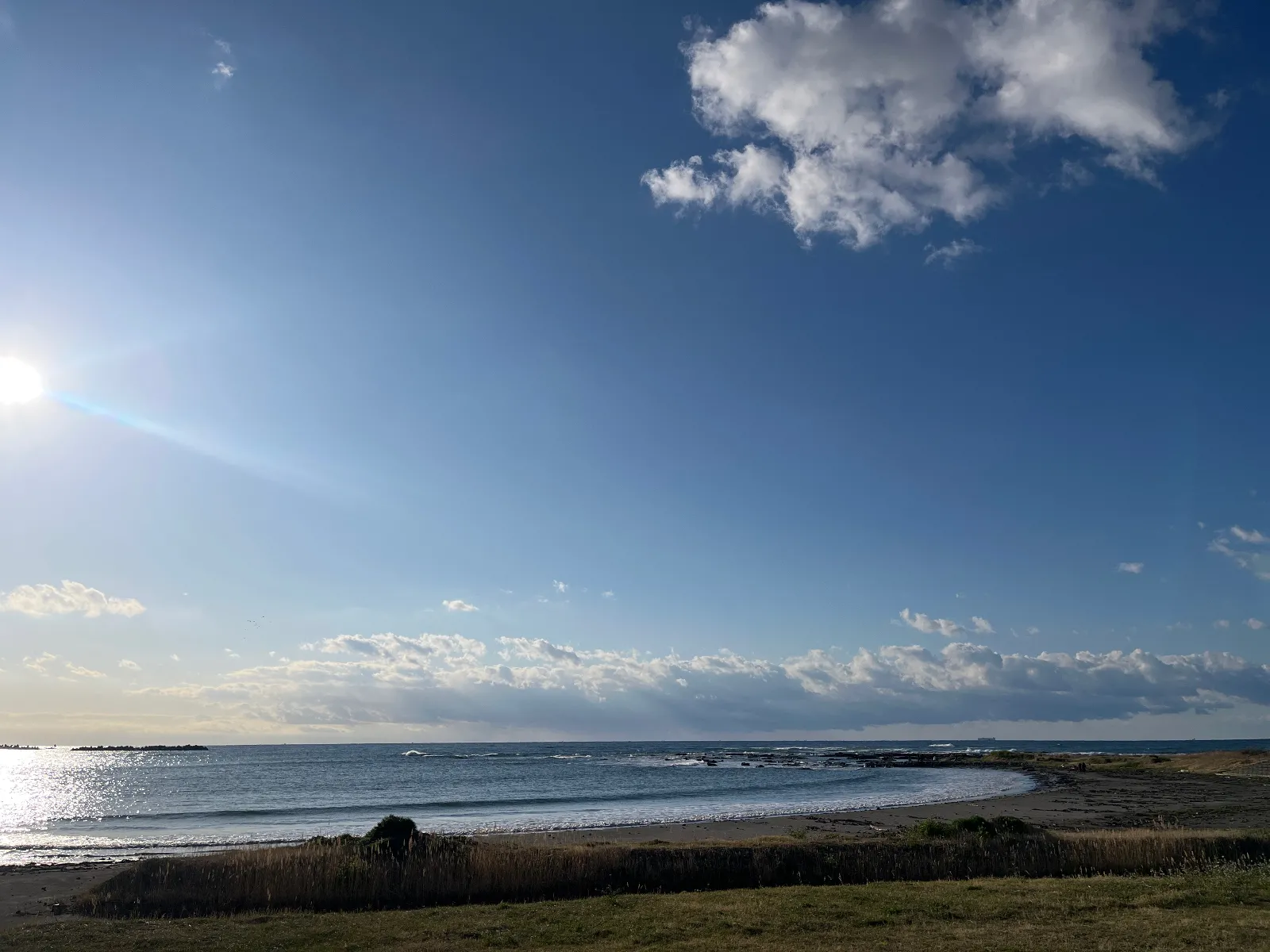 朝方散歩がてら海を見に来ました
春先ということもあり、暖かく綺麗で心地よい感じでした