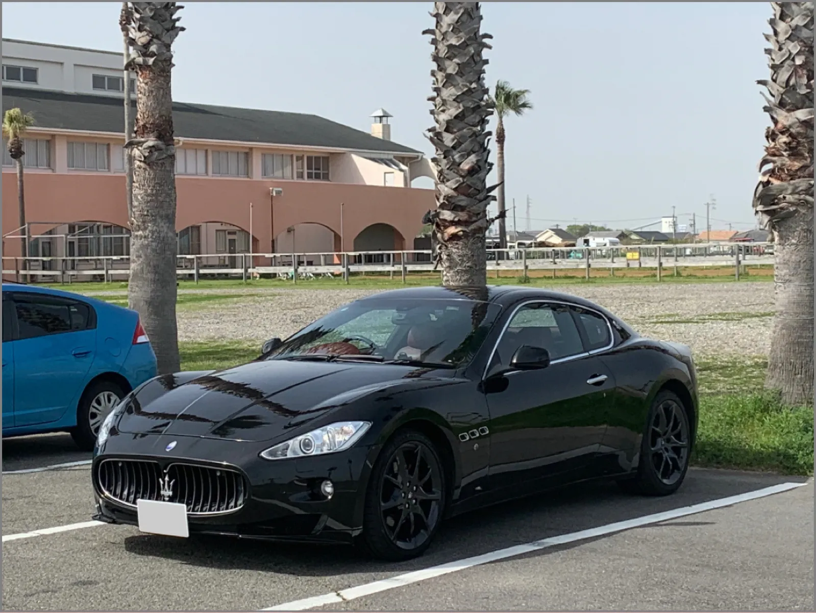 夏タイヤへの交換が終わり、黒のホイールになりました。（画像は去年撮ったもの。）
個人的には、こっちのホイールの方が好みです。

さて、本題ですがブレーキパッド交換の近況です。
結論から言うと、パッドは交換の時期とのことで、また後日交換していただくことになりました。

さらにブレーキディスクもレコード盤みたいに段差ができており、もう変えた方がいいとのことだったので、新たに注文しました。
ディスクとパッドは一緒に交換してもらいます。