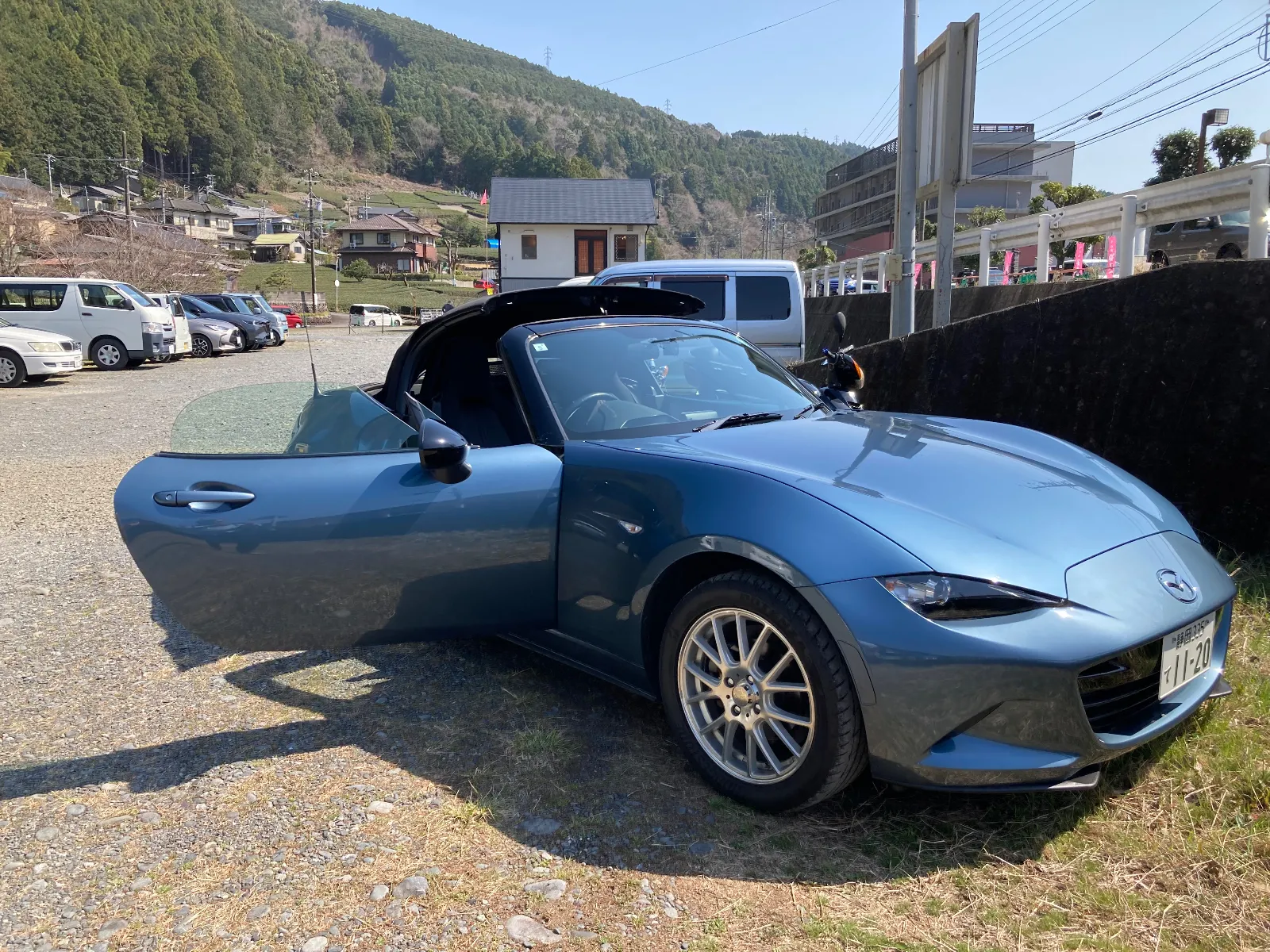川根温泉にご到着。
来る途中から富士山ナンバーのソウルレッドクリスタルメタNDの後ろについて、同じ川根温泉に入りました。駐車場がいっぱい。私は道路向かいの第三駐車場に停めました。彼は入れられたでしょうか？

温泉で汗を流しながら、ＳＬの通過を露天風呂から眺め、手を振ってあいさつ。
まだ昼ご飯はまだですが、混み合っているので
外のヤマメの塩焼きの露店がありましたので、
ヤマメを食して、楽しみましょう。