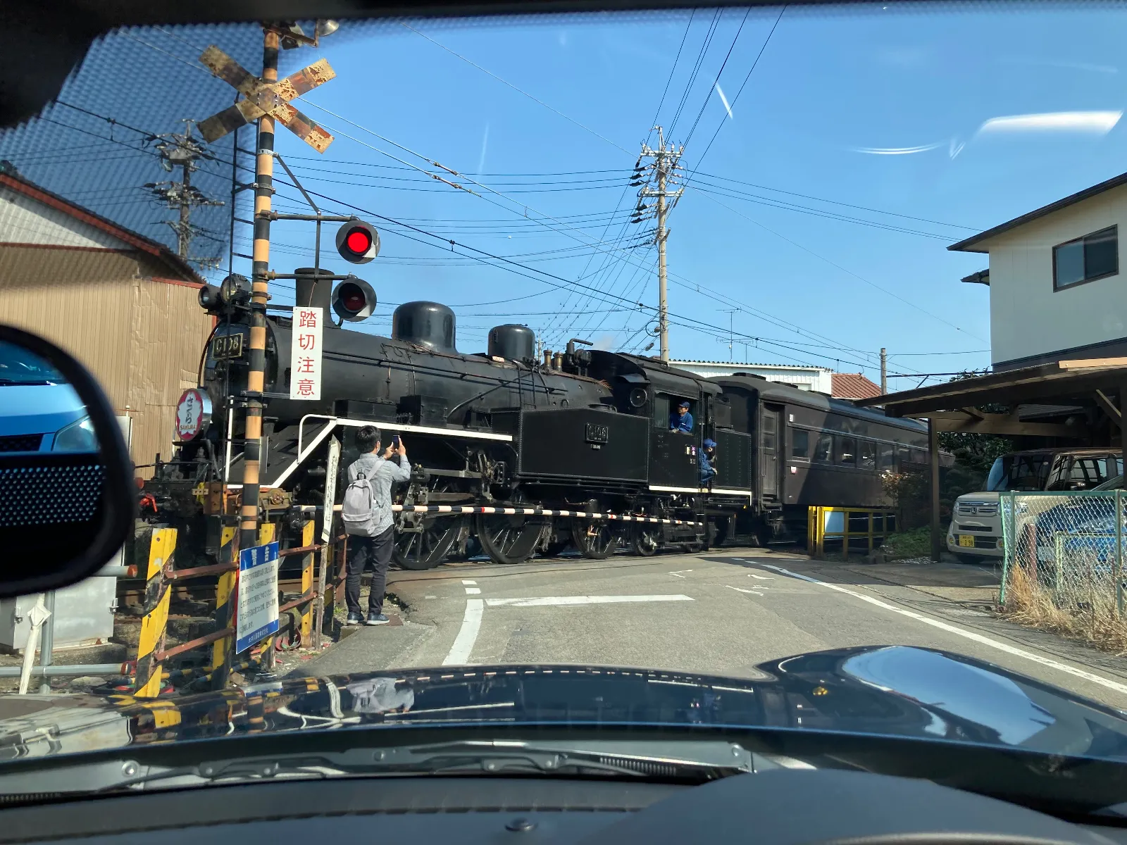 ちょうど、帰り道の遮断機が降りて停車してると、SLが踏切を通過していきます。

迫力です‼️   たまたま。
待ち受けていた、撮り鉄の人が３人いました。
私も乗客に手を振って見送りました。


今日はここまで。
ではまた。